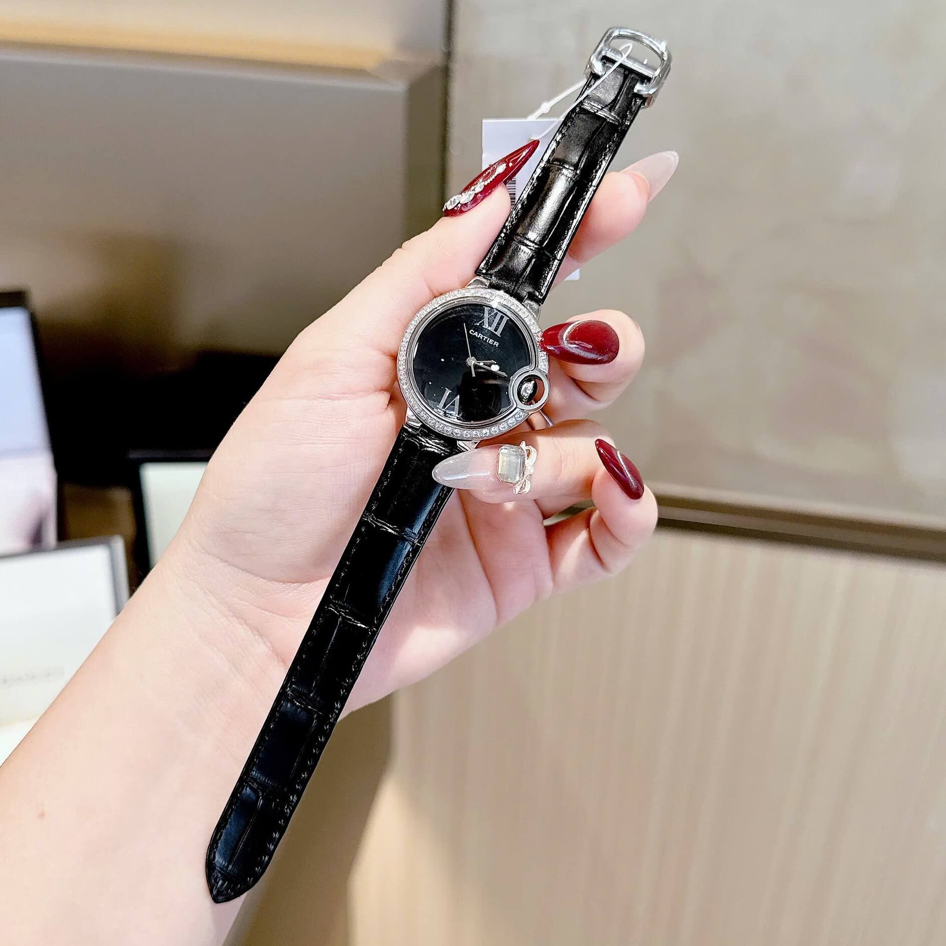 Đồng Hồ Nữ Cartier Dây Da Đen Mặt Đen Size 32mm Viền Đá Quartz Japan