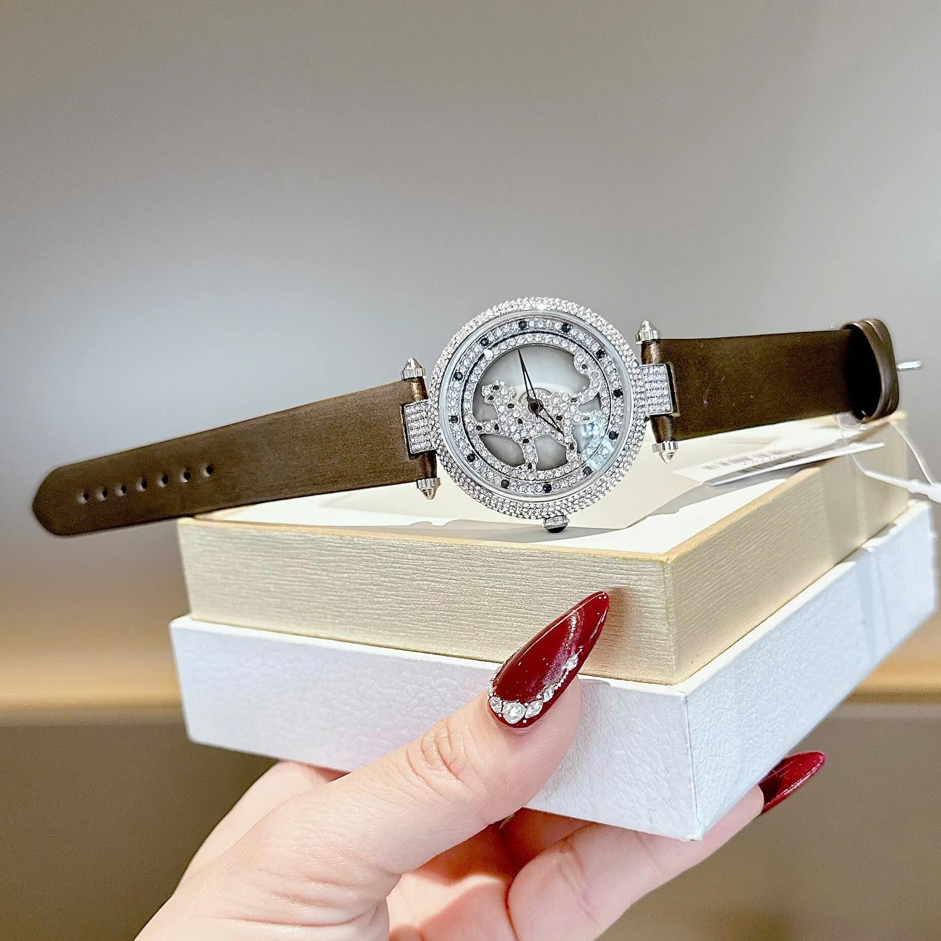Đồng Hồ Nữ Cartier Mặt Báo Xoay Dây Da Nâu Cao Cấp Size 38mm Quartz