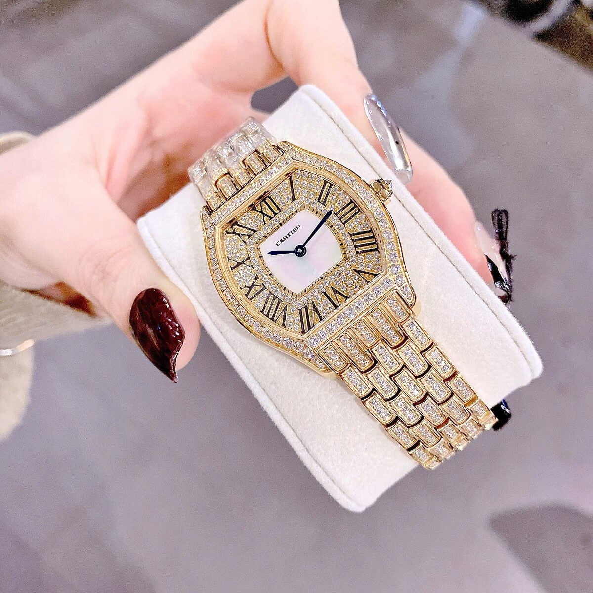 Đồng Hồ Nữ CarTier Mặt Ovan Xà Cừ Đính Full Đá Vỏ Vàng Size 24x33mm