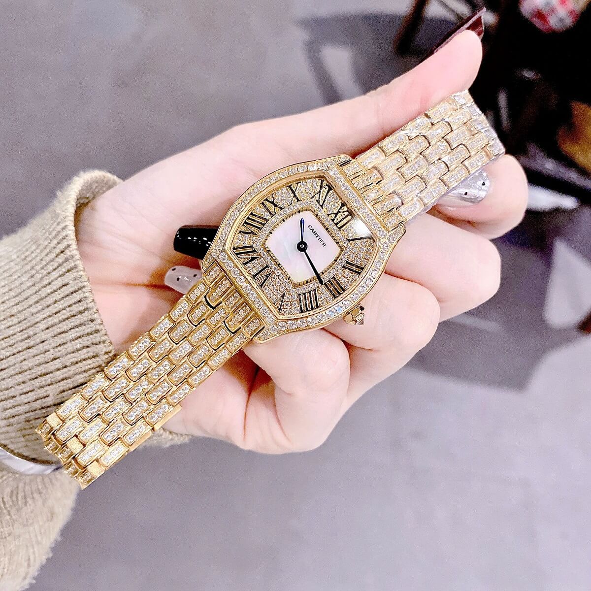 Đồng Hồ Nữ CarTier Mặt Ovan Xà Cừ Đính Full Đá Vỏ Vàng Size 24x33mm