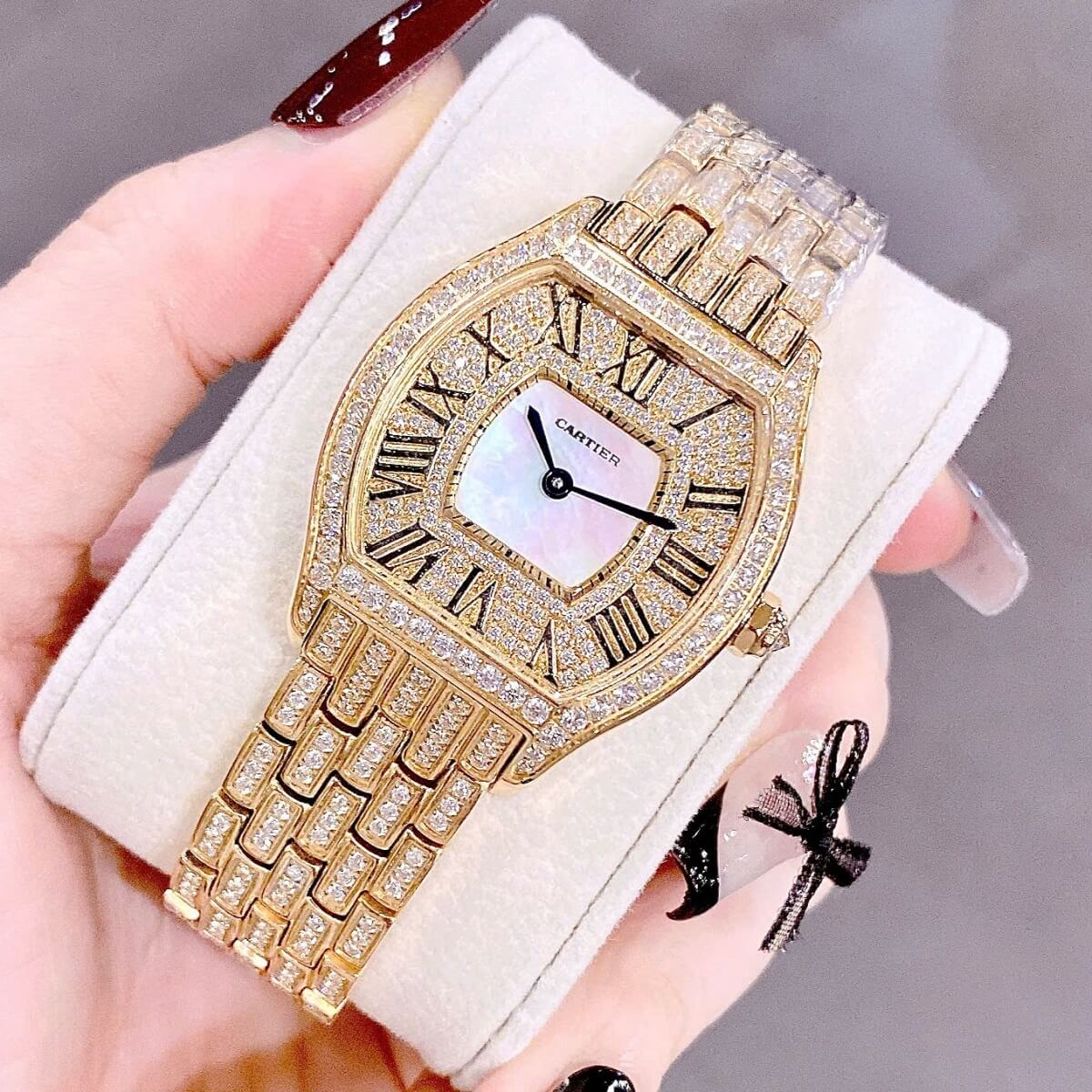 Đồng Hồ Nữ CarTier Mặt Ovan Xà Cừ Đính Full Đá Vỏ Vàng Size 24x33mm