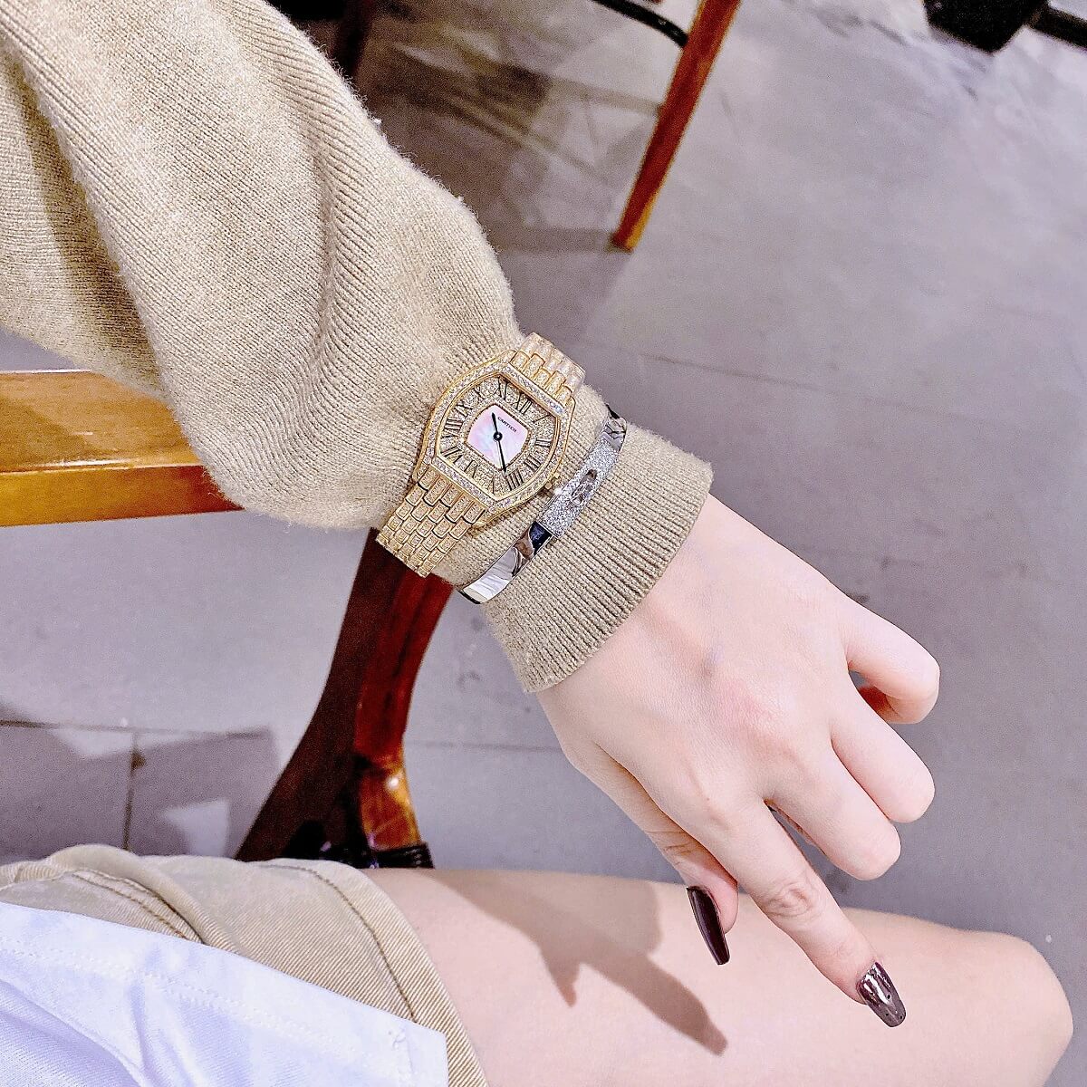 Đồng Hồ Nữ CarTier Mặt Ovan Xà Cừ Đính Full Đá Vỏ Vàng Size 24x33mm