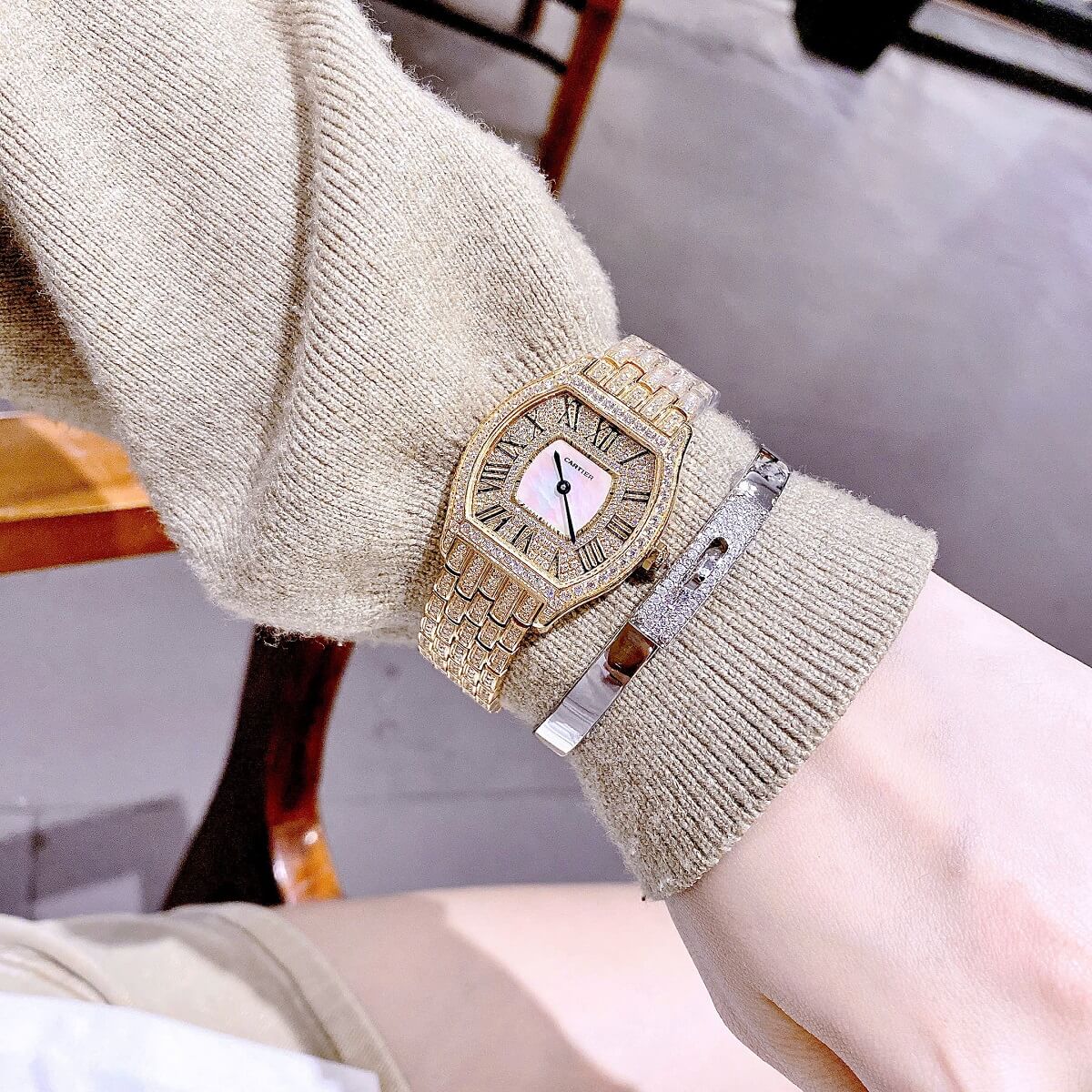 Đồng Hồ Nữ CarTier Mặt Ovan Xà Cừ Đính Full Đá Vỏ Vàng Size 24x33mm