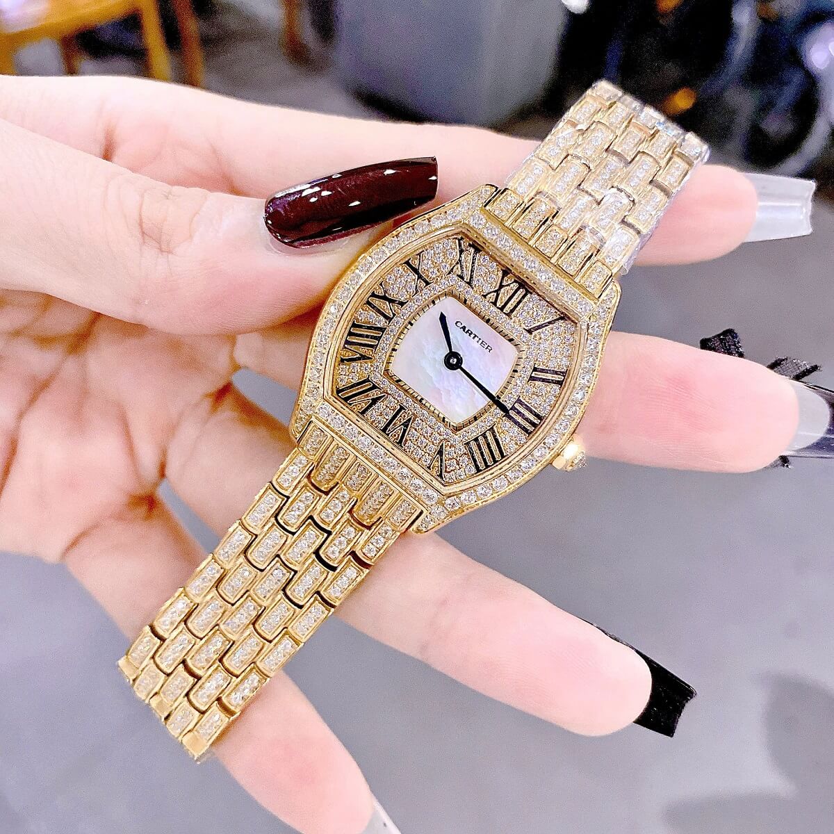 Đồng Hồ Nữ CarTier Mặt Ovan Xà Cừ Đính Full Đá Vỏ Vàng Size 24x33mm