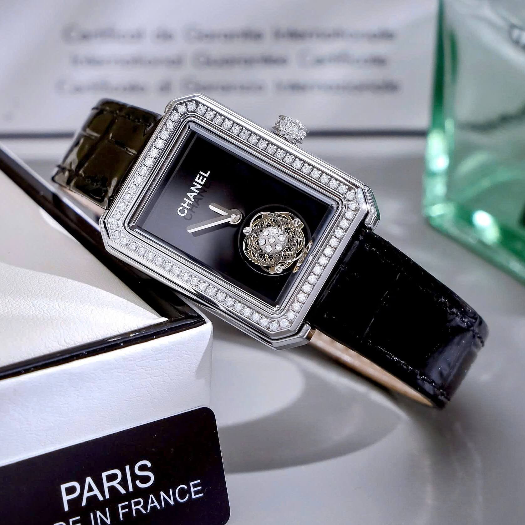 Đồng Hồ Nữ Chanel Boy Friend Dây Da Đen Viền Đá Mặt Hoa Size 27x35mm - Quartz