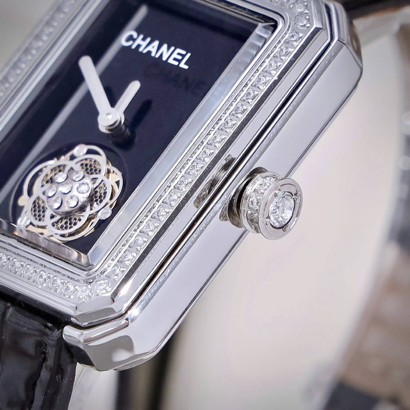 Đồng Hồ Nữ Chanel Boy Friend Dây Da Đen Viền Đá Mặt Hoa Size 27x35mm - Quartz