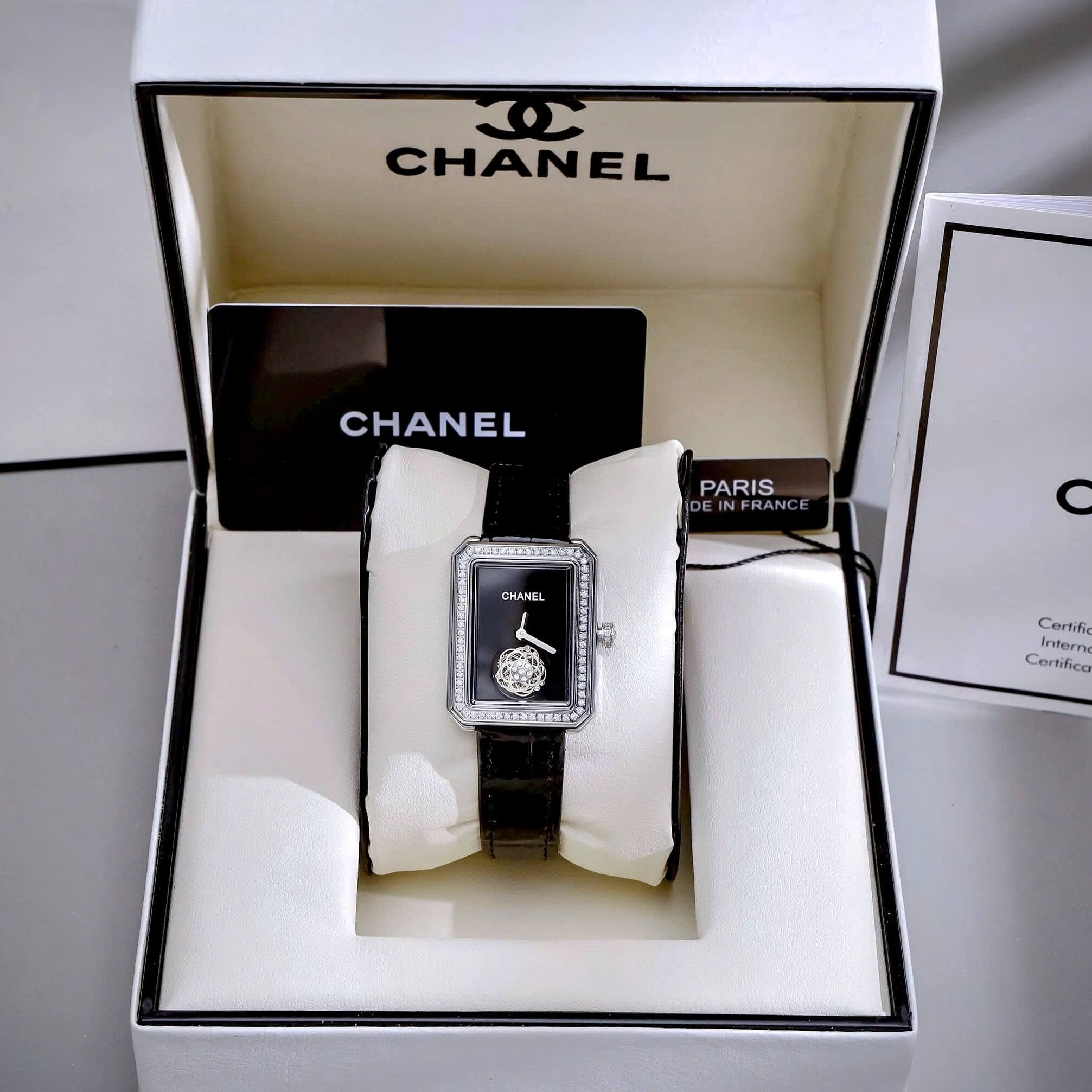 Đồng Hồ Nữ Chanel Boy Friend Dây Da Đen Viền Đá Mặt Hoa Size 27x35mm - Quartz