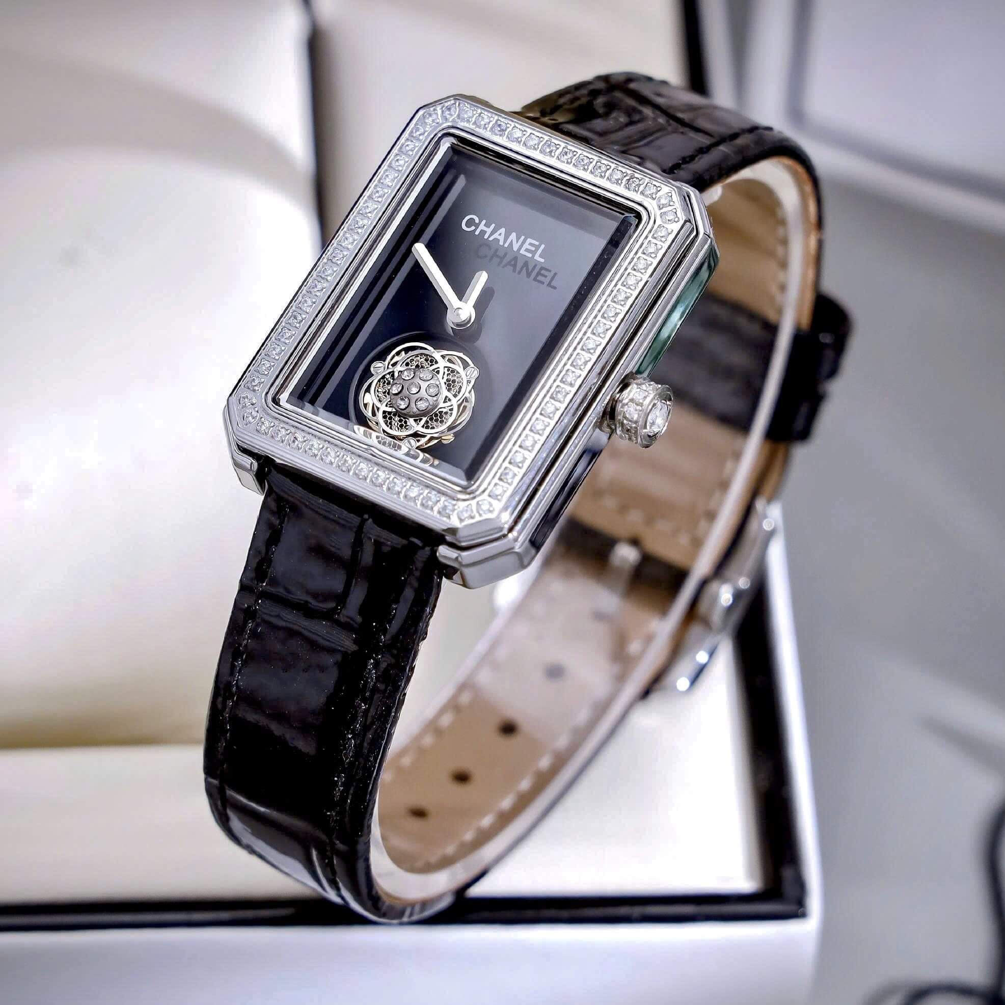 Đồng Hồ Nữ Chanel Boy Friend Dây Da Đen Viền Đá Mặt Hoa Size 27x35mm - Quartz