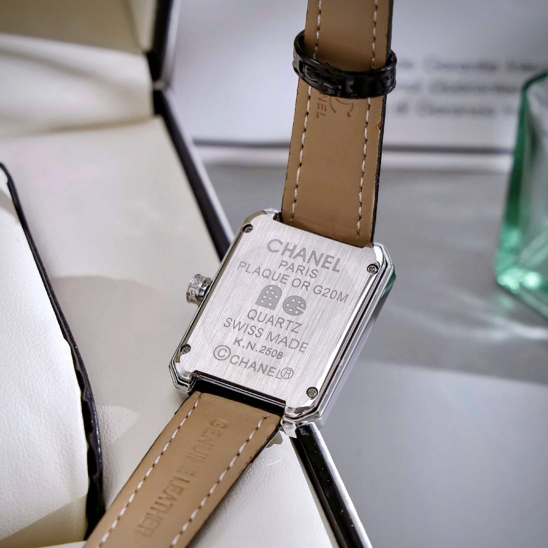 Đồng Hồ Nữ Chanel Boy Friend Dây Da Đen Viền Đá Mặt Hoa Size 27x35mm - Quartz