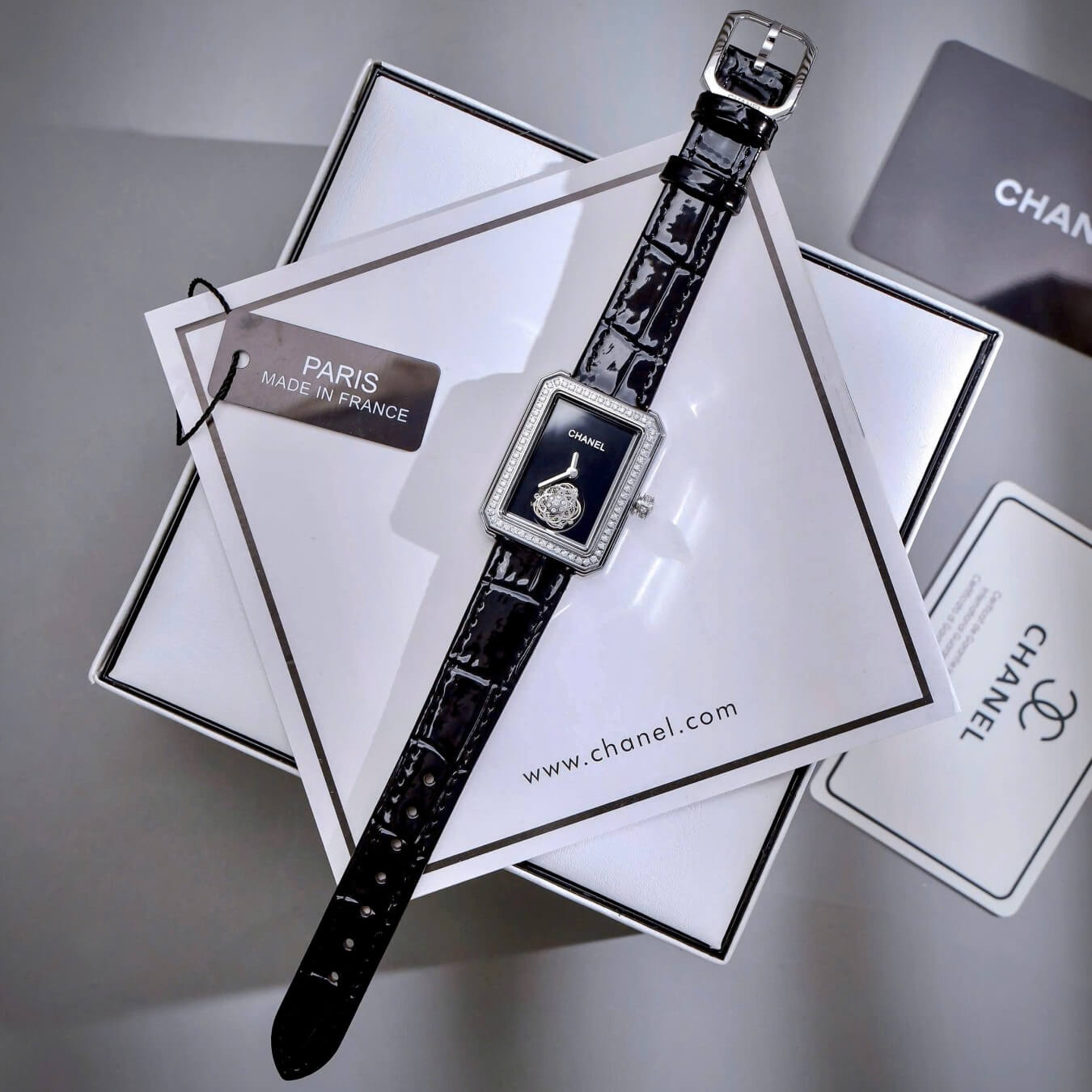 Đồng Hồ Nữ Chanel Boy Friend Dây Da Đen Viền Đá Mặt Hoa Size 27x35mm - Quartz