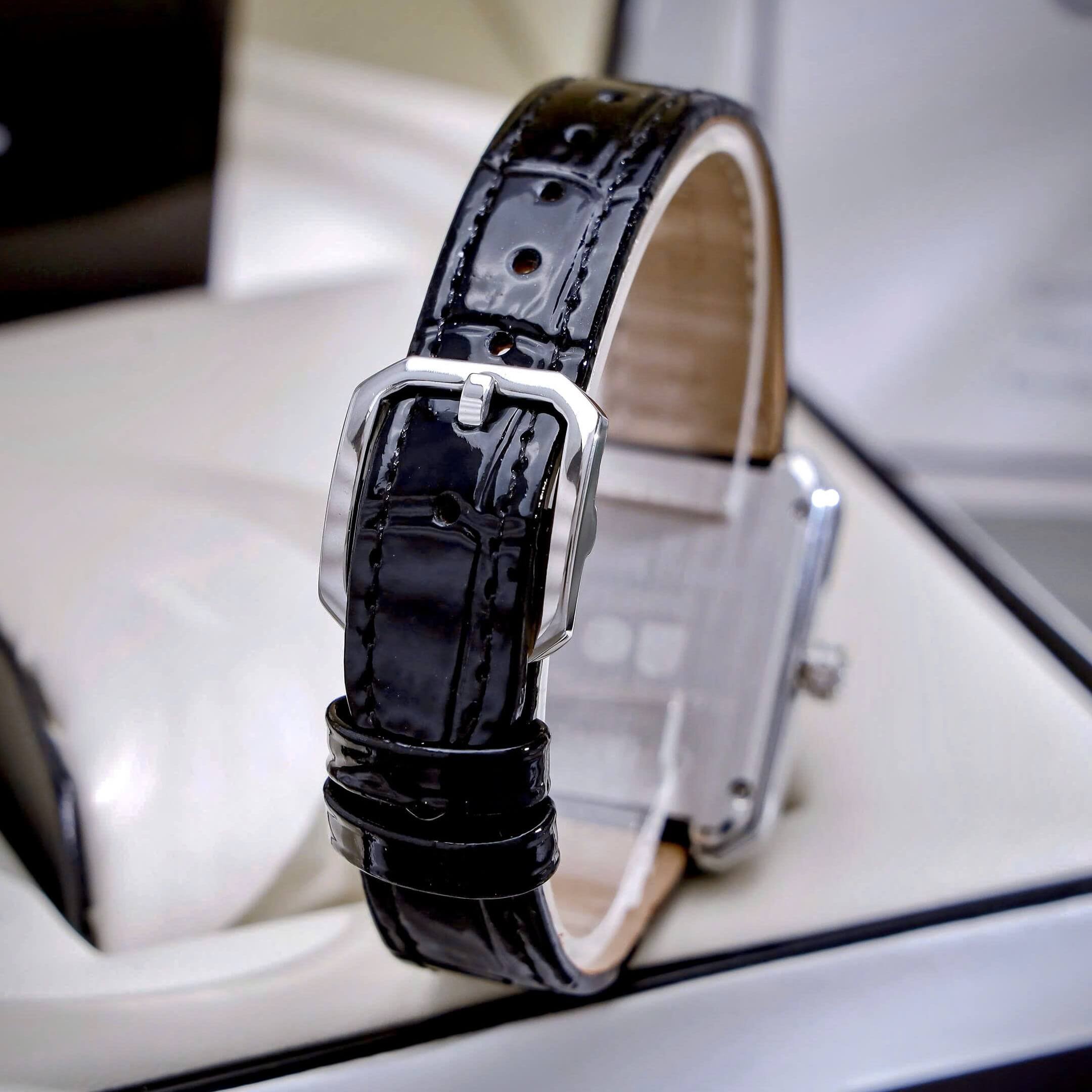 Đồng Hồ Nữ Chanel Boy Friend Dây Da Đen Viền Đá Mặt Hoa Size 27x35mm - Quartz