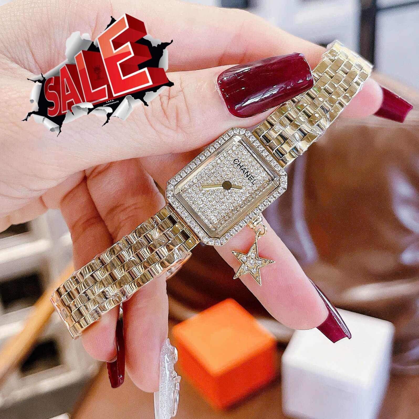 Đồng Hồ Nữ Chanel Boy Friend Dây Kim Loại Vàng Gold Mix Charm Màu Vàng Gold Mặt Đính Đá Size 20x28mm - Quartz