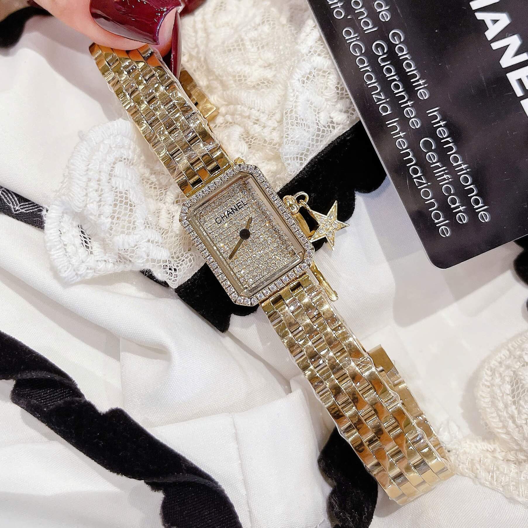 Đồng Hồ Nữ Chanel Boy Friend Dây Kim Loại Vàng Gold Mix Charm Màu Vàng Gold Mặt Đính Đá Size 20x28mm - Quartz