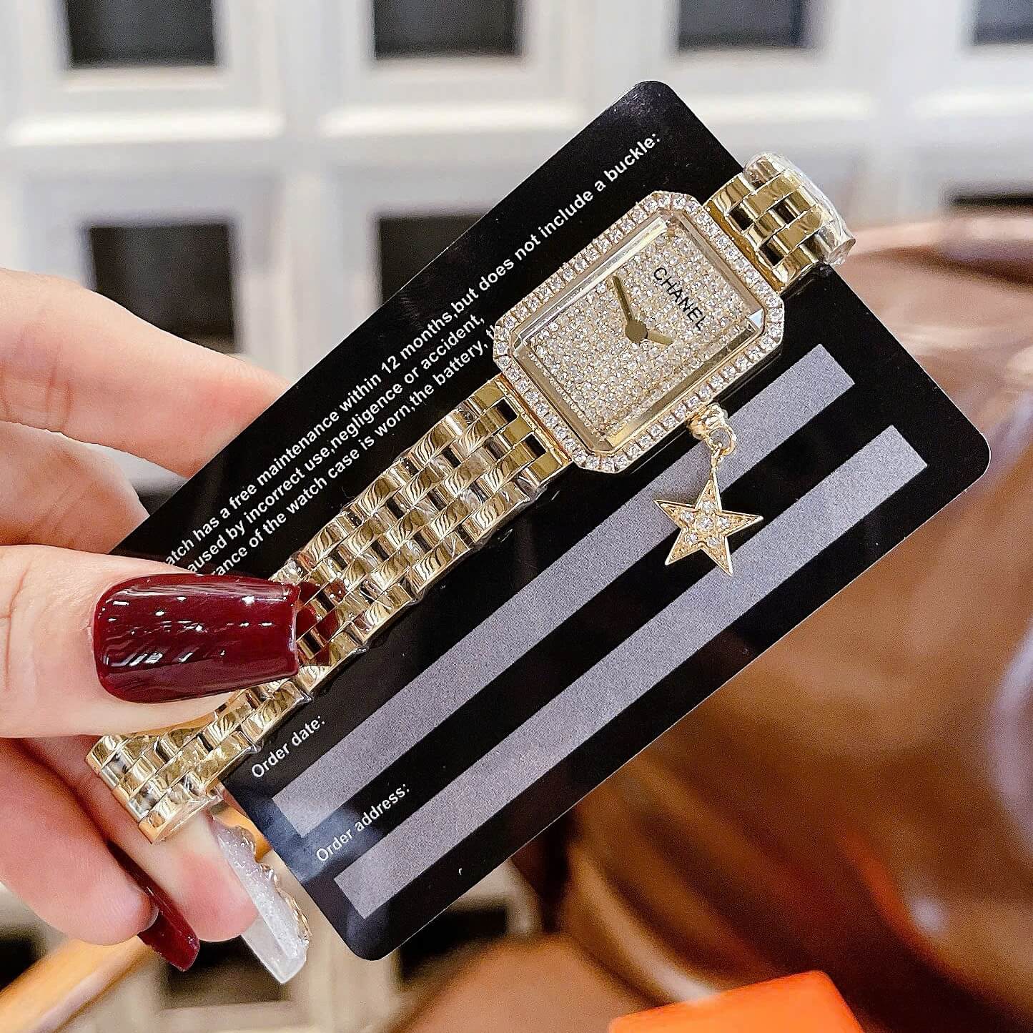 Đồng Hồ Nữ Chanel Boy Friend Dây Kim Loại Vàng Gold Mix Charm Màu Vàng Gold Mặt Đính Đá Size 20x28mm - Quartz