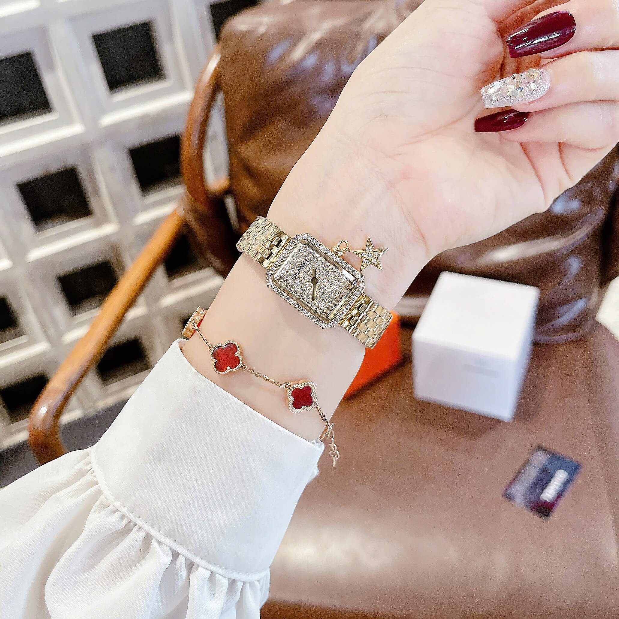 Đồng Hồ Nữ Chanel Boy Friend Dây Kim Loại Vàng Gold Mix Charm Màu Vàng Gold Mặt Đính Đá Size 20x28mm - Quartz