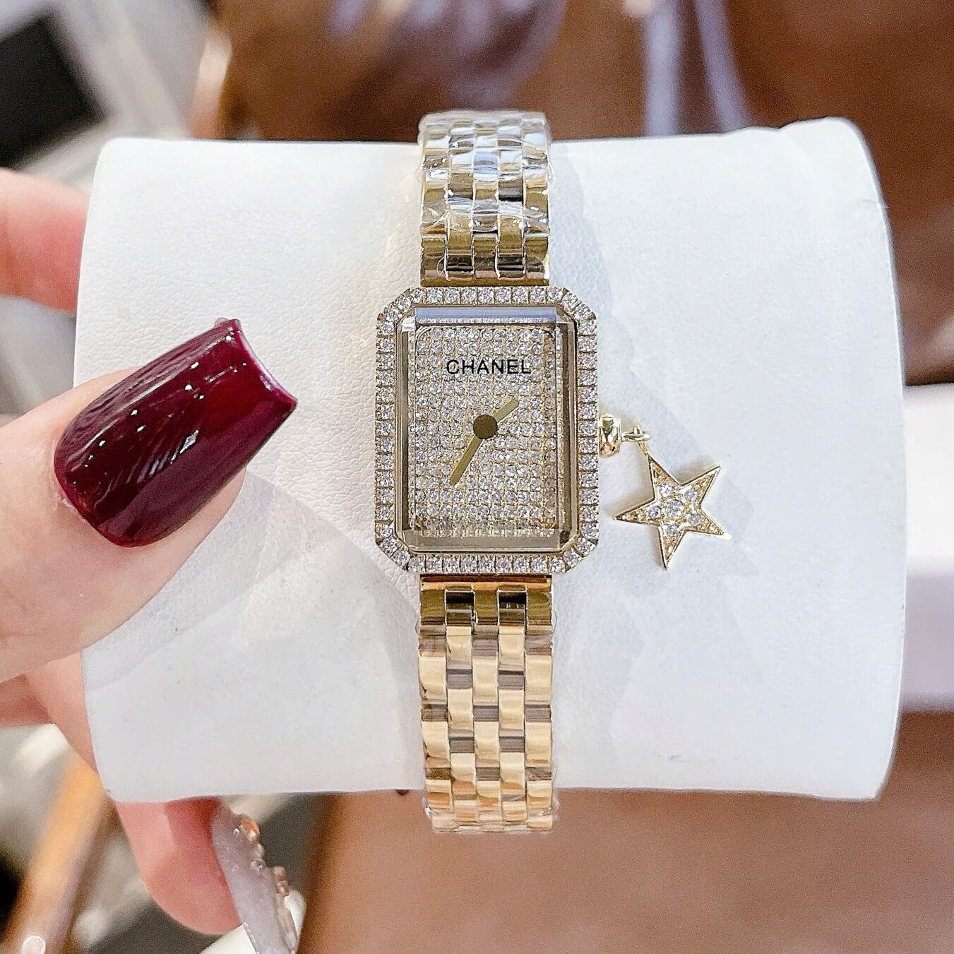 Đồng Hồ Nữ Chanel Boy Friend Dây Kim Loại Vàng Gold Mix Charm Màu Vàng Gold Mặt Đính Đá Size 20x28mm - Quartz