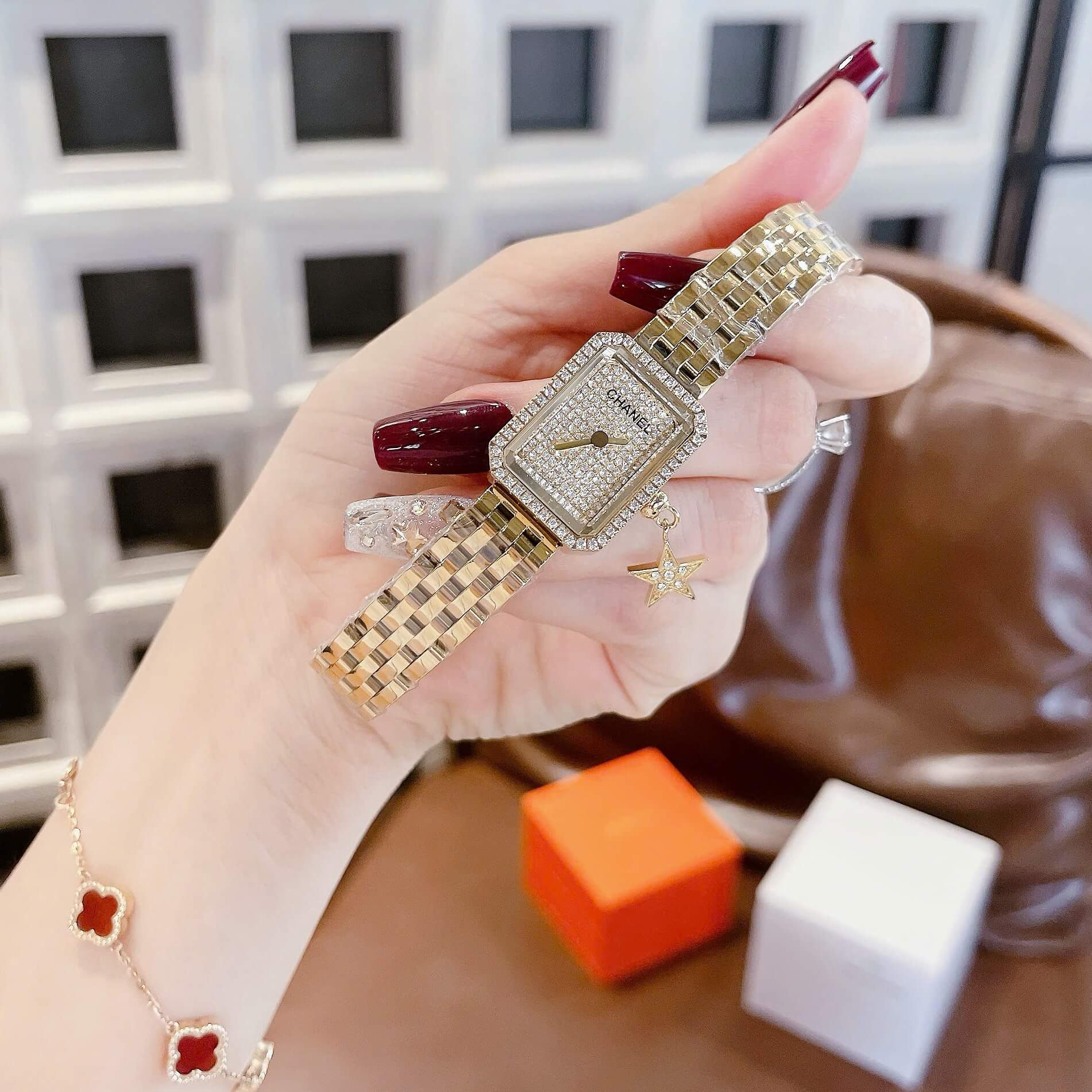 Đồng Hồ Nữ Chanel Boy Friend Dây Kim Loại Vàng Gold Mix Charm Màu Vàng Gold Mặt Đính Đá Size 20x28mm - Quartz