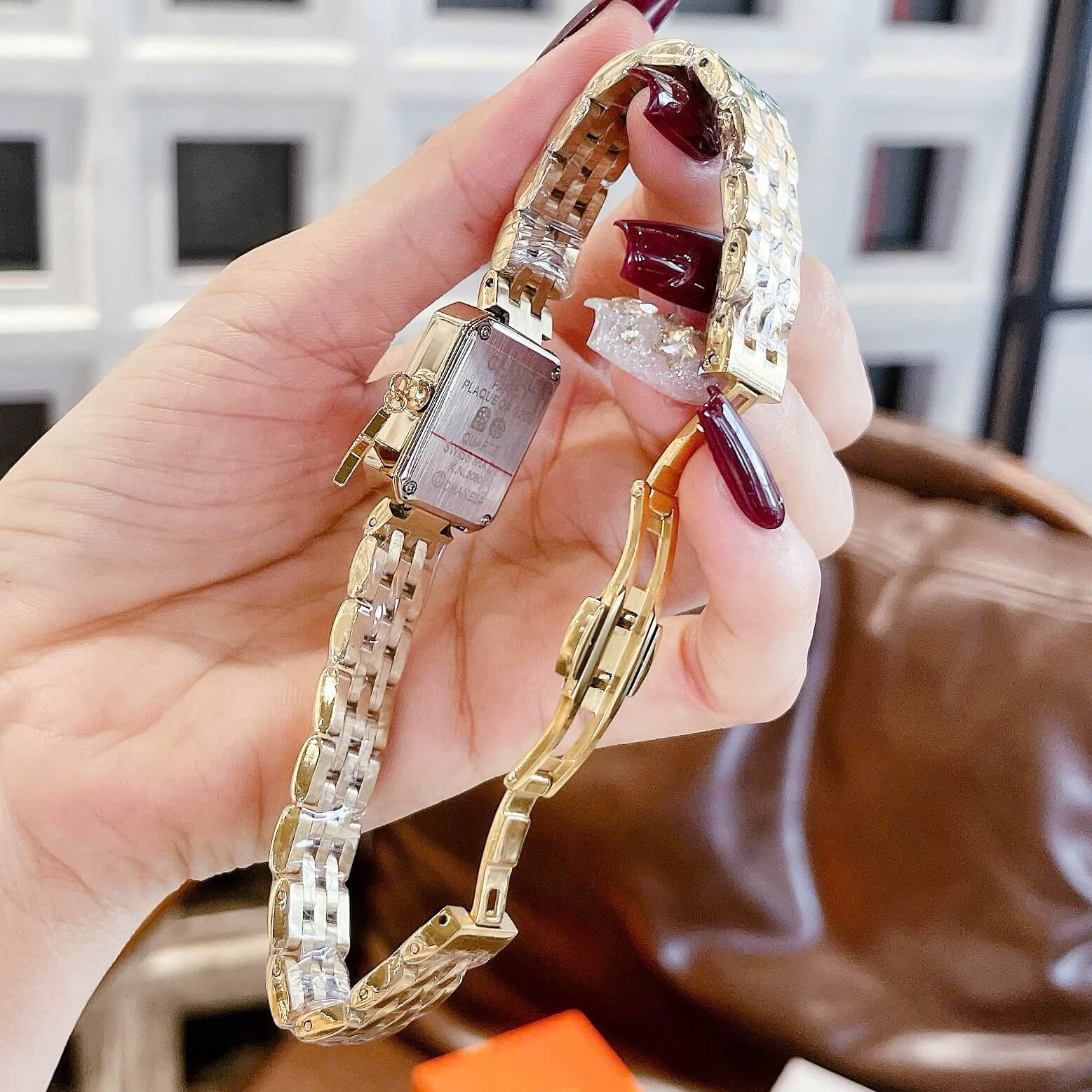 Đồng Hồ Nữ Chanel Boy Friend Dây Kim Loại Vàng Gold Mix Charm Màu Vàng Gold Mặt Đính Đá Size 20x28mm - Quartz