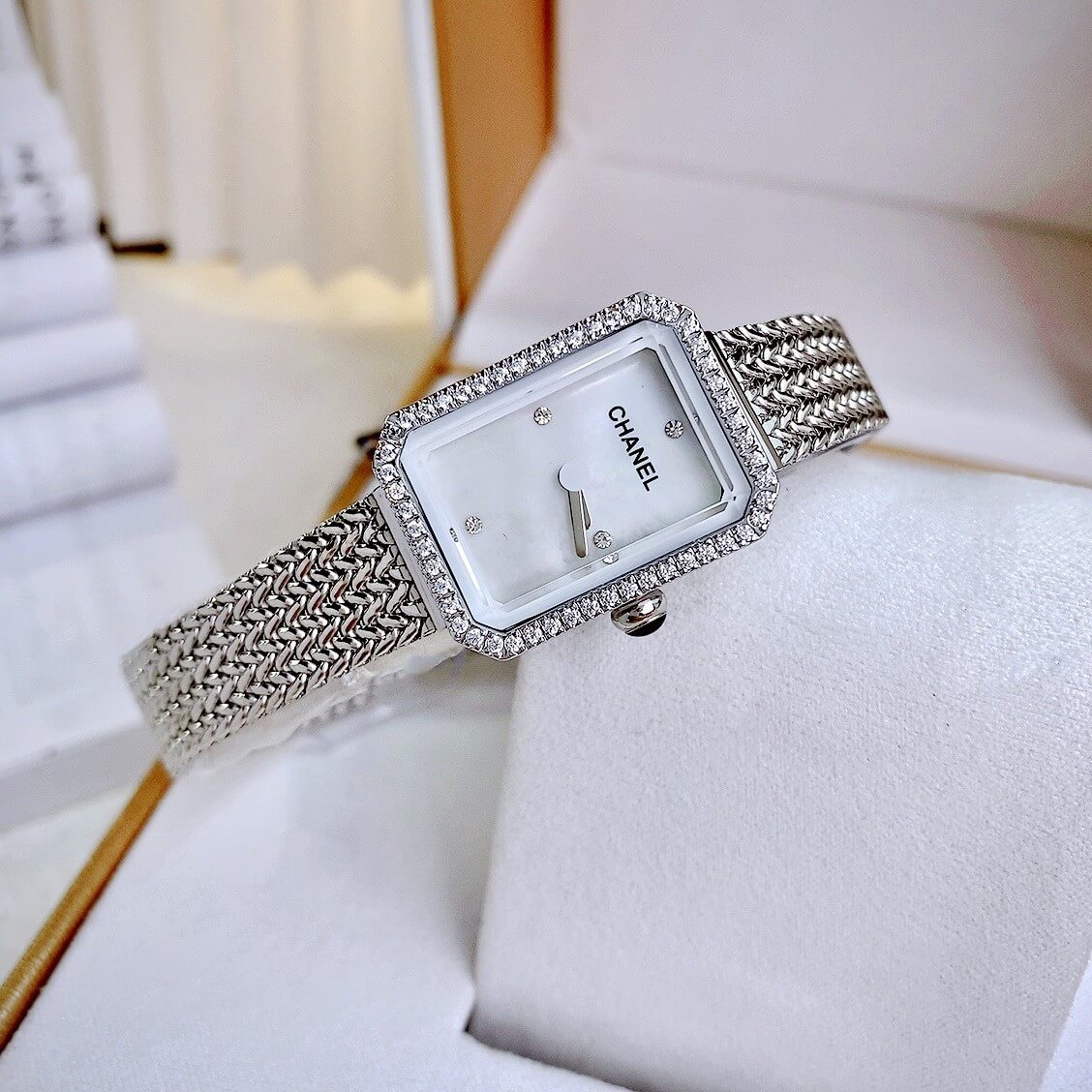 Đồng Hồ Nữ Chanel Boy Friend Dây Mesh Màu Bạc Mặt Khảm Xà Cừ Size 20x28mm - Quartz
