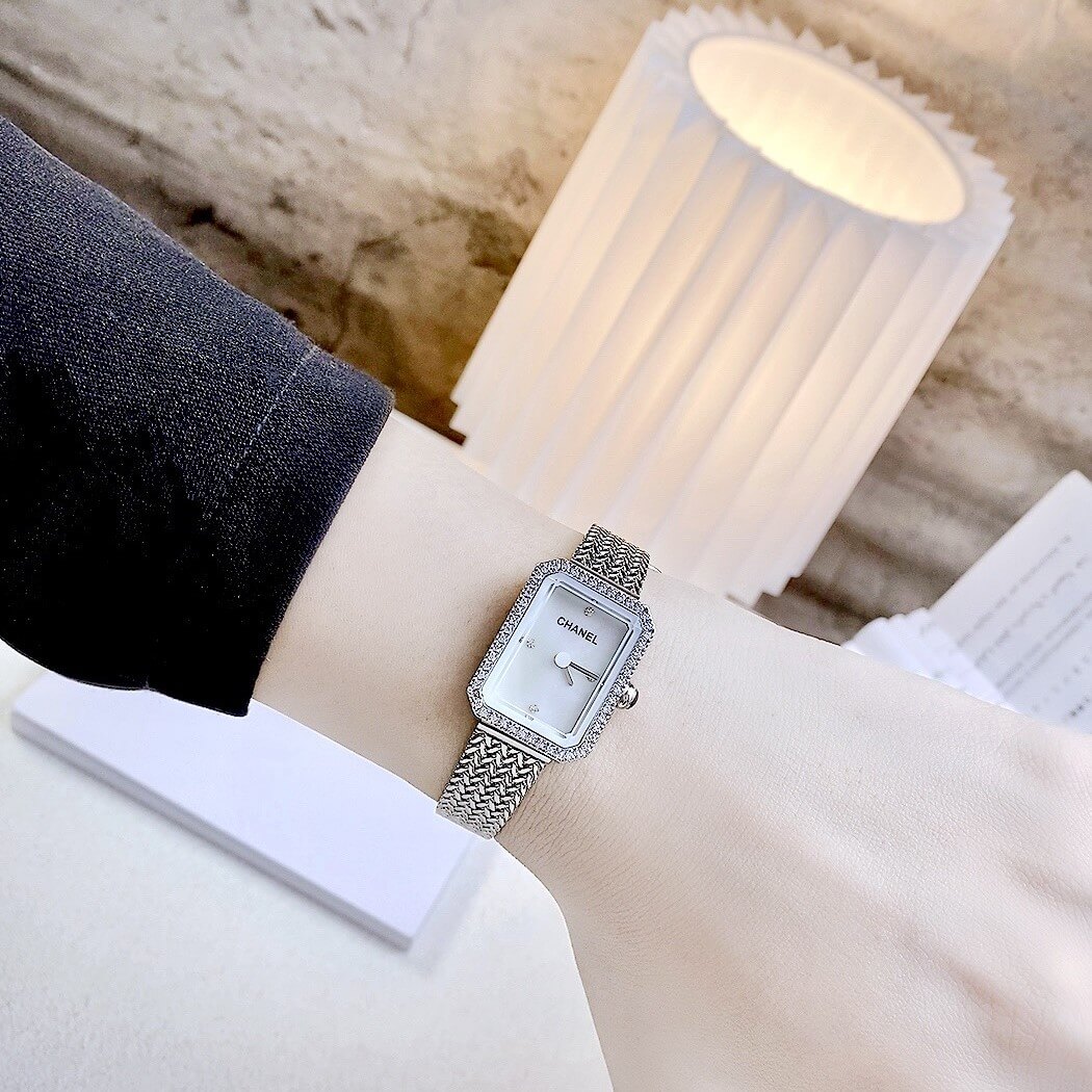 Đồng Hồ Nữ Chanel Boy Friend Dây Mesh Màu Bạc Mặt Khảm Xà Cừ Size 20x28mm - Quartz