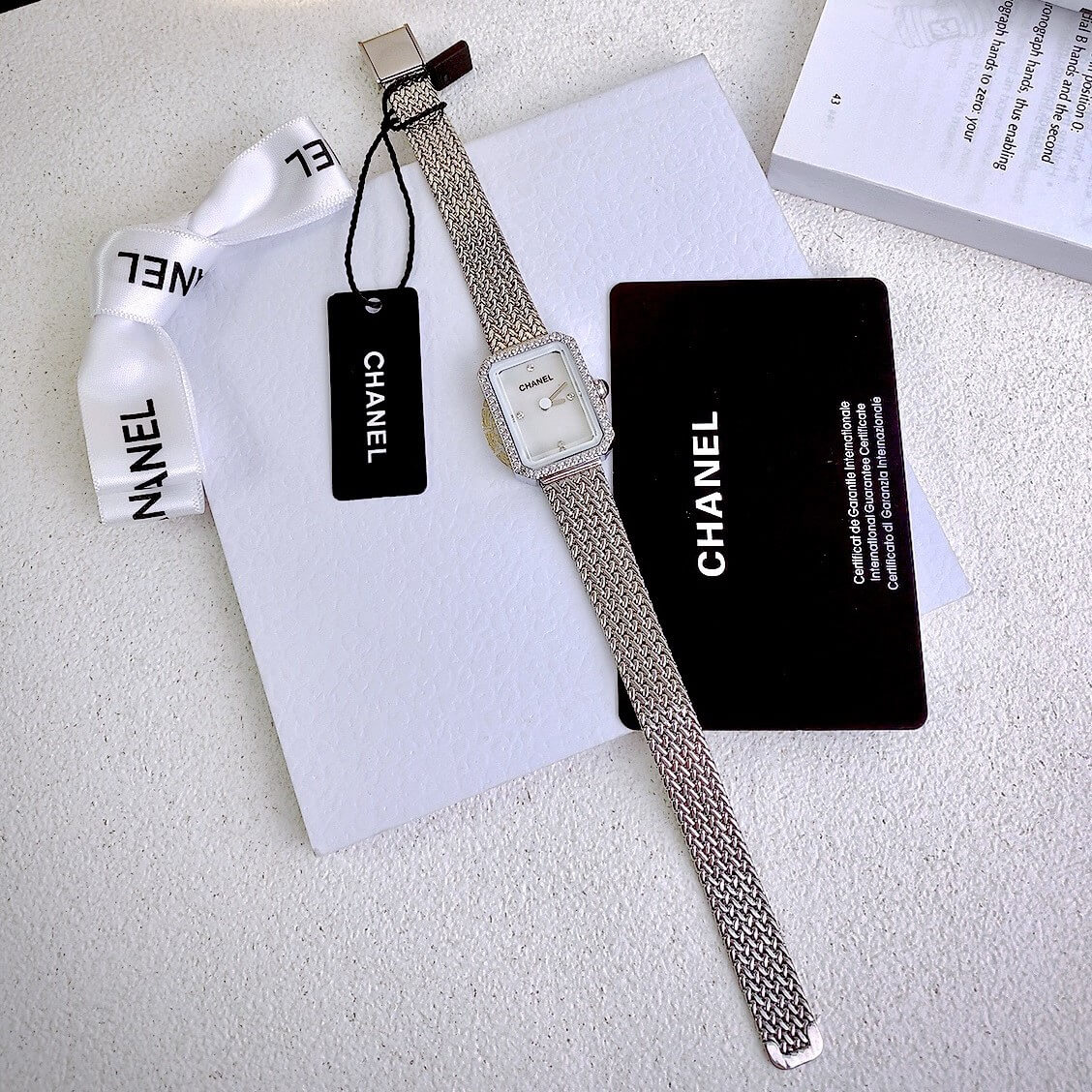 Đồng Hồ Nữ Chanel Boy Friend Dây Mesh Màu Bạc Mặt Khảm Xà Cừ Size 20x28mm - Quartz