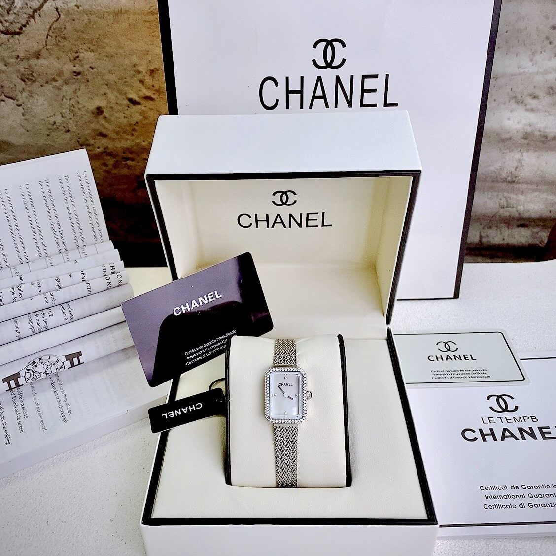 Đồng Hồ Nữ Chanel Boy Friend Dây Mesh Màu Bạc Mặt Khảm Xà Cừ Size 20x28mm - Quartz