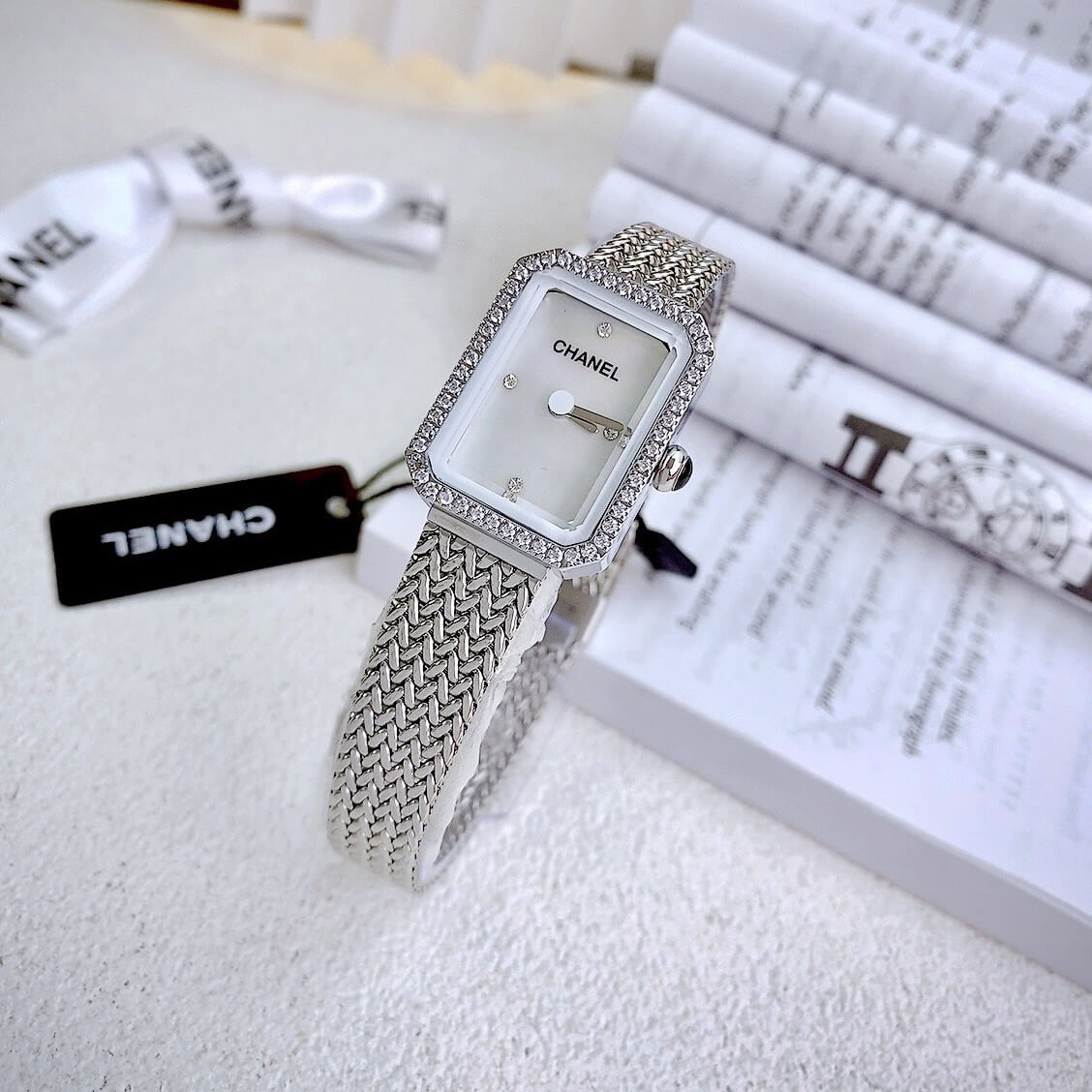 Đồng Hồ Nữ Chanel Boy Friend Dây Mesh Màu Bạc Mặt Khảm Xà Cừ Size 20x28mm - Quartz