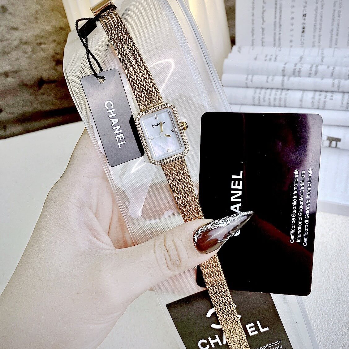 Đồng Hồ Nữ Chanel Boy Friend Dây Mesh Màu Vàng Gold Mặt Khảm Xà Cừ Size 20x28mm