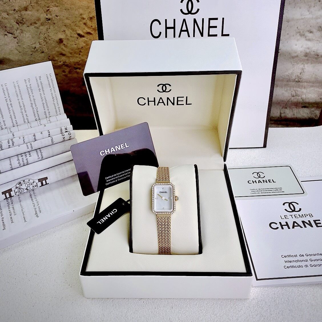 Đồng Hồ Nữ Chanel Boy Friend Dây Mesh Màu Vàng Gold Mặt Khảm Xà Cừ Size 20x28mm