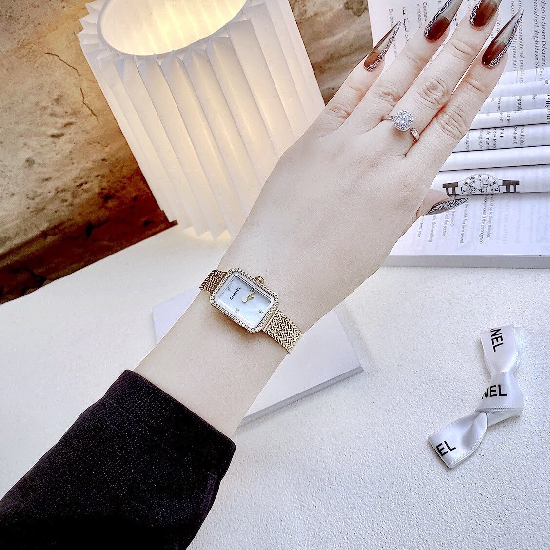 Đồng Hồ Nữ Chanel Boy Friend Dây Mesh Màu Vàng Gold Mặt Khảm Xà Cừ Size 20x28mm