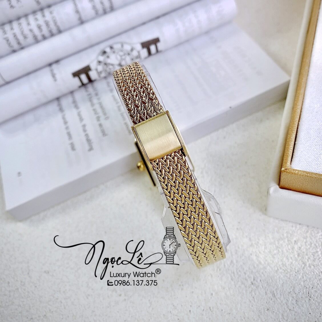 Đồng Hồ Nữ Chanel Boy Friend Dây Mesh Màu Vàng Gold Mặt Khảm Xà Cừ Size 20x28mm