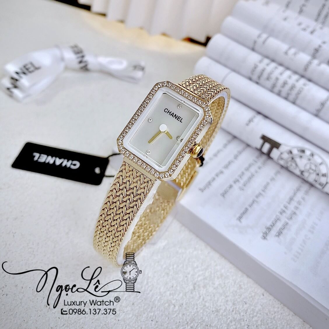 Đồng Hồ Nữ Chanel Boy Friend Dây Mesh Màu Vàng Gold Mặt Khảm Xà Cừ Size 20x28mm