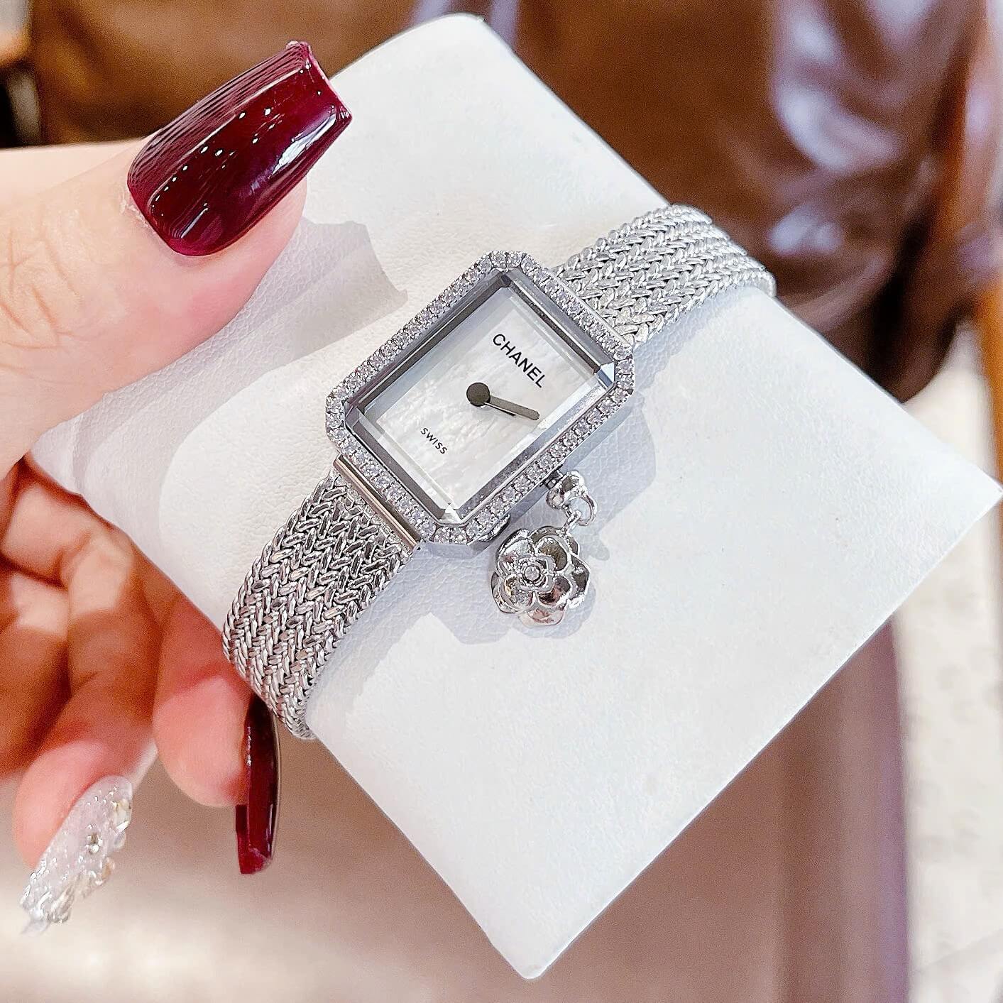 Đồng Hồ Nữ Chanel Boy Friend Dây Mesh Mix Charm Màu Bạc Mặt Khảm Xà Cừ Size 20x28mm - Quartz