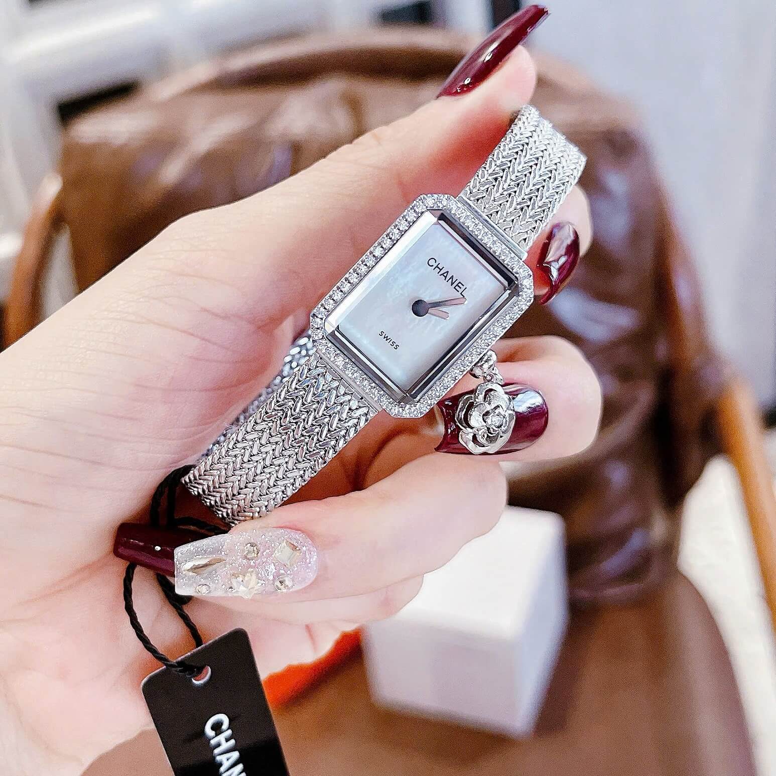 Đồng Hồ Nữ Chanel Boy Friend Dây Mesh Mix Charm Màu Bạc Mặt Khảm Xà Cừ Size 20x28mm - Quartz