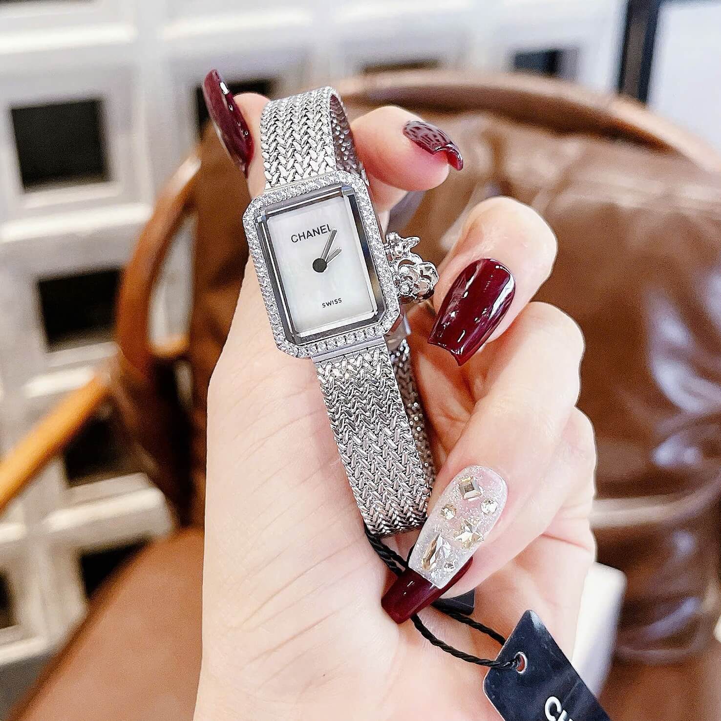 Đồng Hồ Nữ Chanel Boy Friend Dây Mesh Mix Charm Màu Bạc Mặt Khảm Xà Cừ Size 20x28mm - Quartz