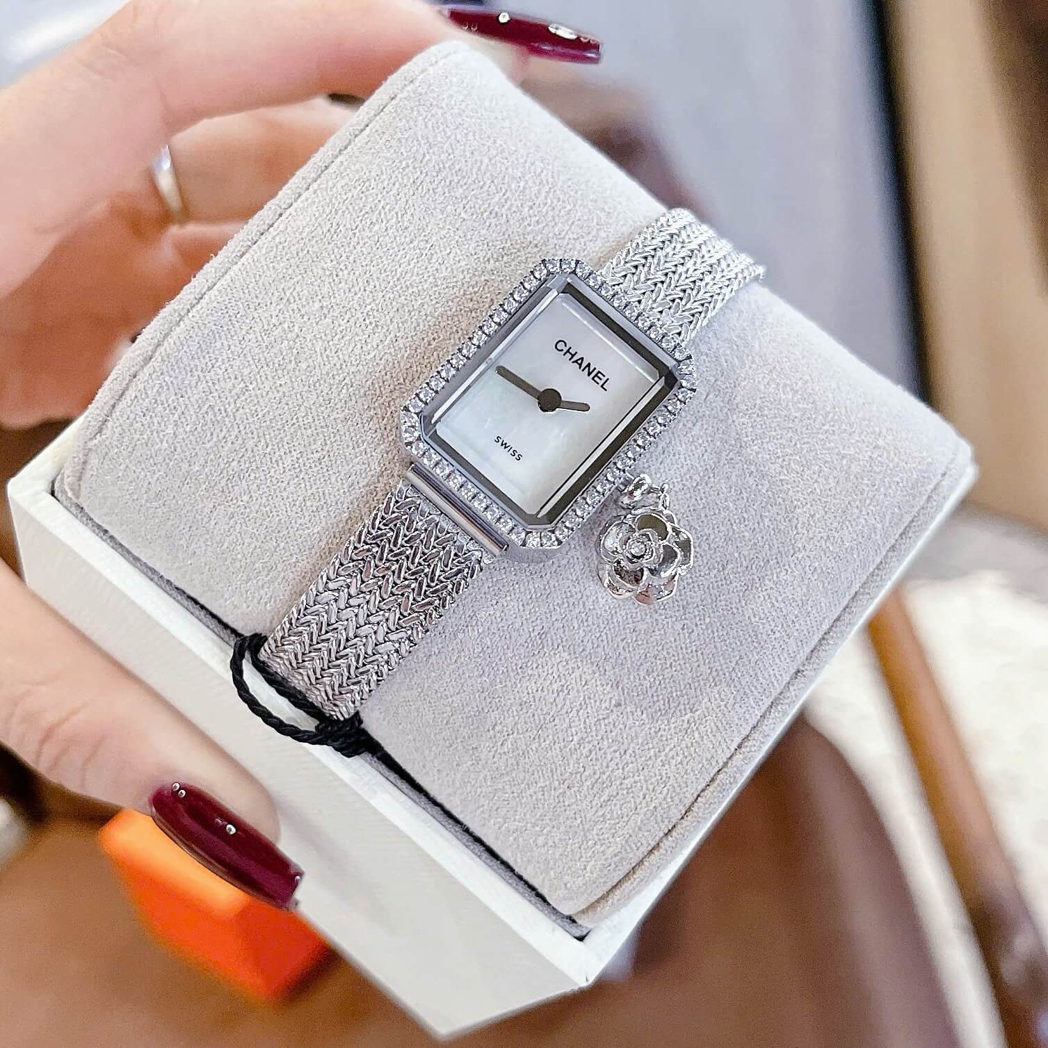 Đồng Hồ Nữ Chanel Boy Friend Dây Mesh Mix Charm Màu Bạc Mặt Khảm Xà Cừ Size 20x28mm - Quartz