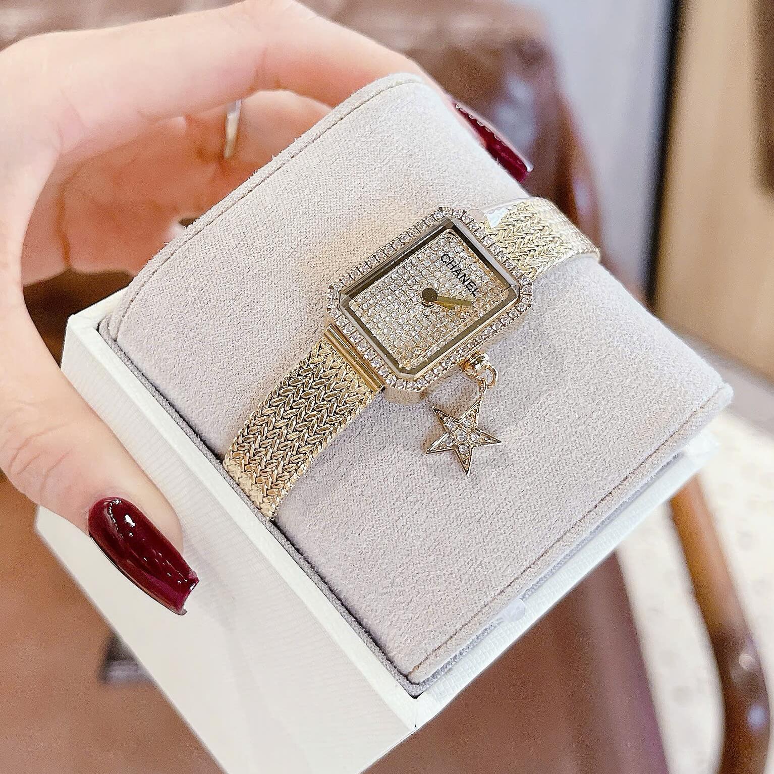 Đồng Hồ Nữ Chanel Boy Friend Dây Mesh Mix Charm Màu Vàng Gold Mặt Khảm Xà Cừ Size 20x28mm - Quartz