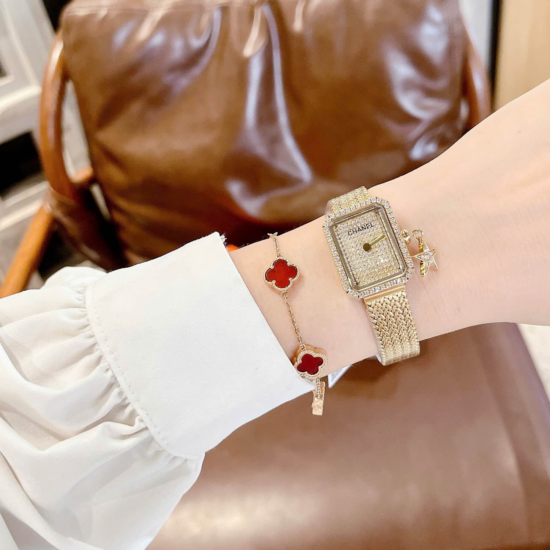 Đồng Hồ Nữ Chanel Boy Friend Dây Mesh Mix Charm Màu Vàng Gold Mặt Khảm Xà Cừ Size 20x28mm - Quartz