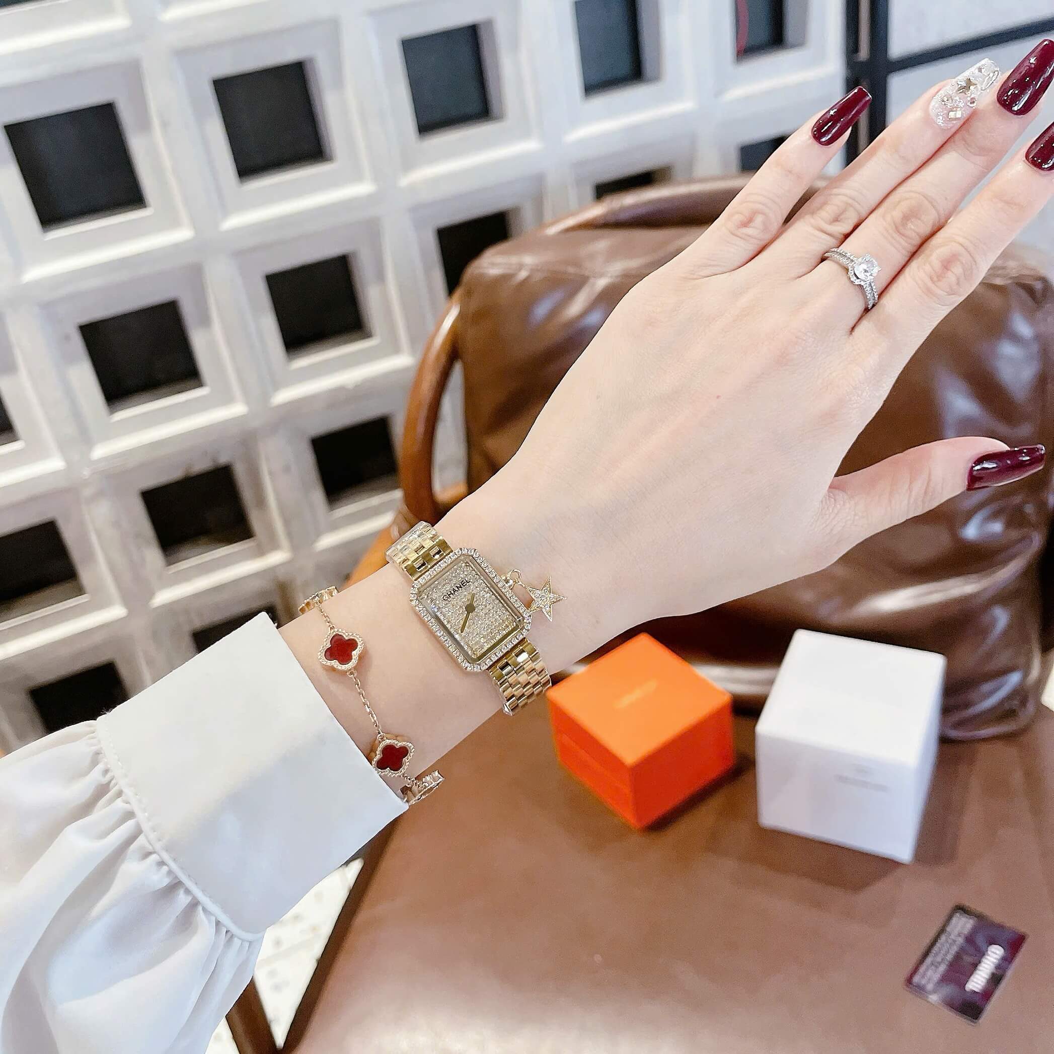 Đồng Hồ Nữ Chanel Boy Friend Dây Mesh Mix Charm Màu Vàng Gold Mặt Khảm Xà Cừ Size 20x28mm - Quartz