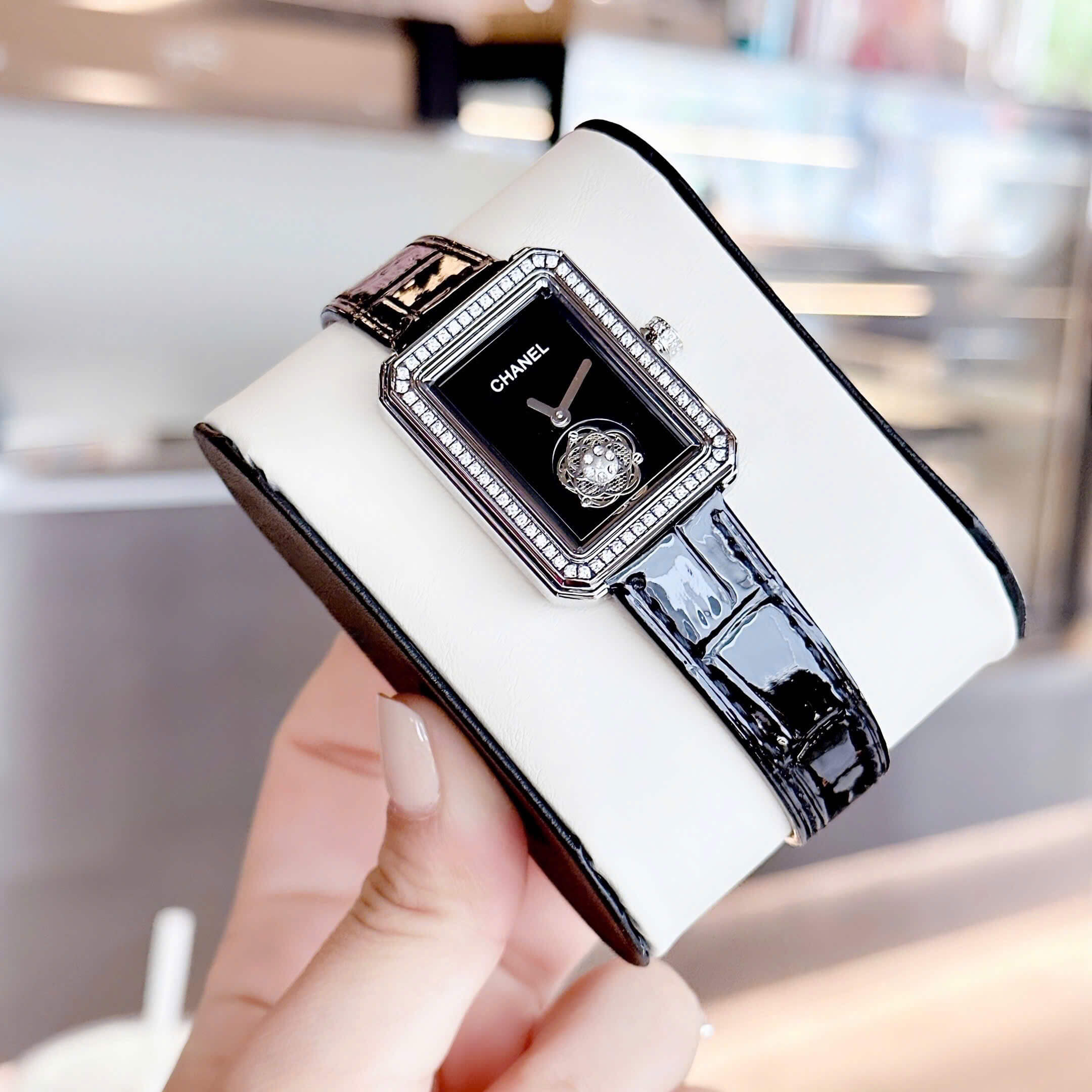 Đồng Hồ Nữ Chanel Dây Da Đen Mặt Vuông Đen Viền Đá Đính Hoa Nổi Size 28x32mm