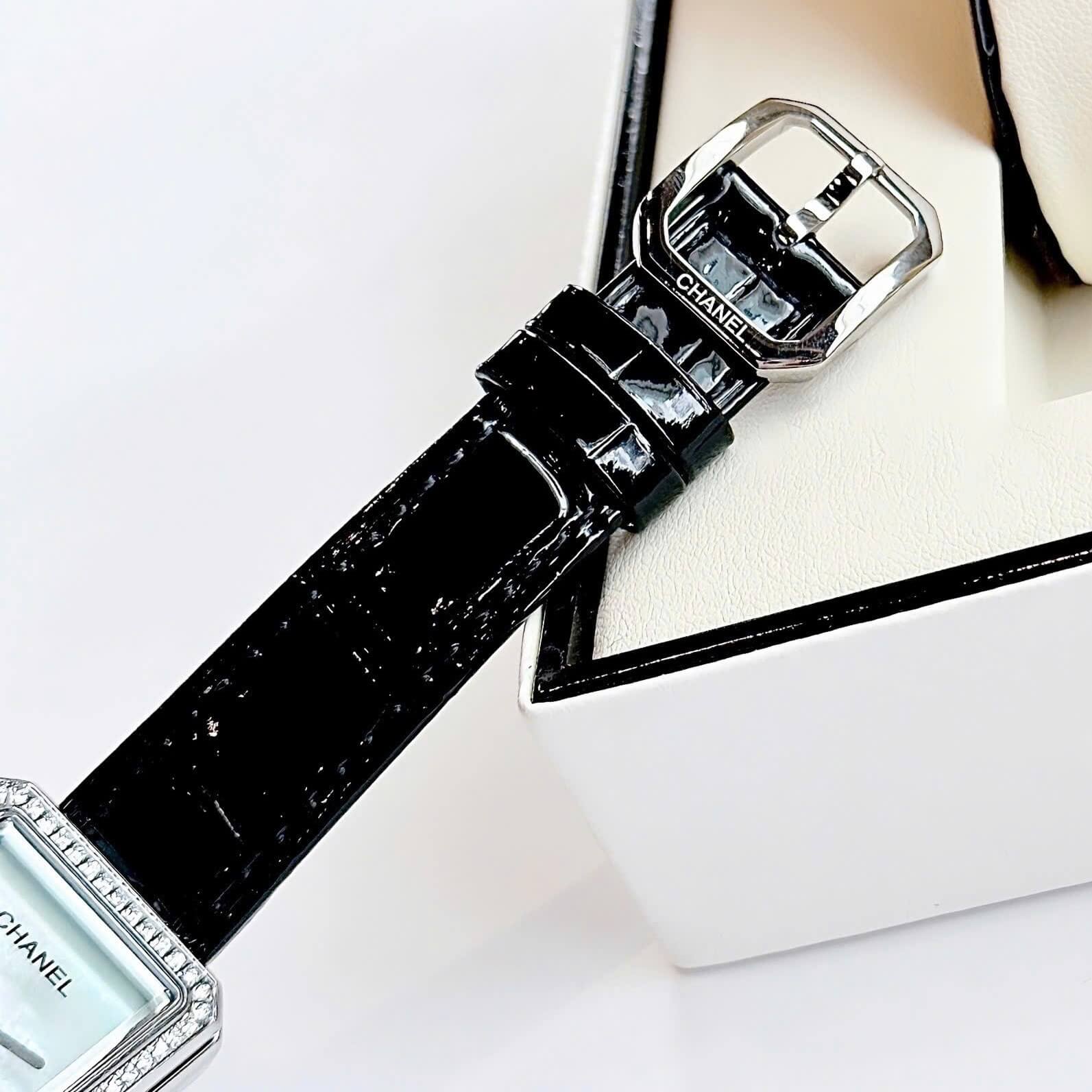 Đồng Hồ Nữ Chanel Dây Da Đen Mặt Vuông Viền Đá Khảm Xà Cừ Đính Hoa Size 28x32mm