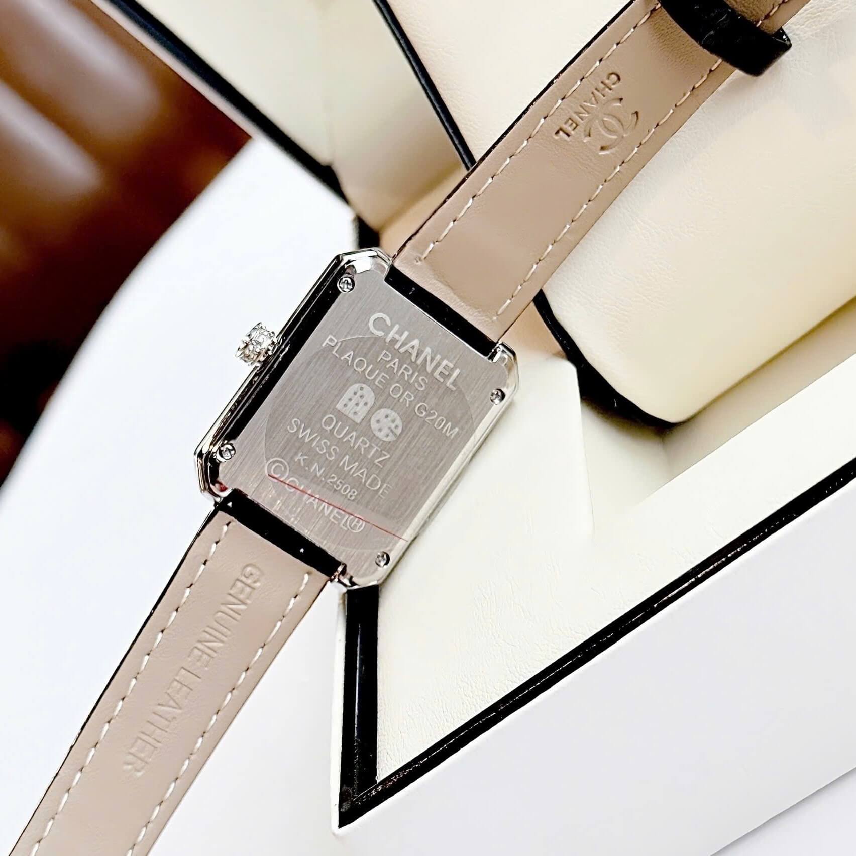 Đồng Hồ Nữ Chanel Dây Da Đen Mặt Vuông Đen Viền Đá Đính Hoa Nổi Size 28x32mm