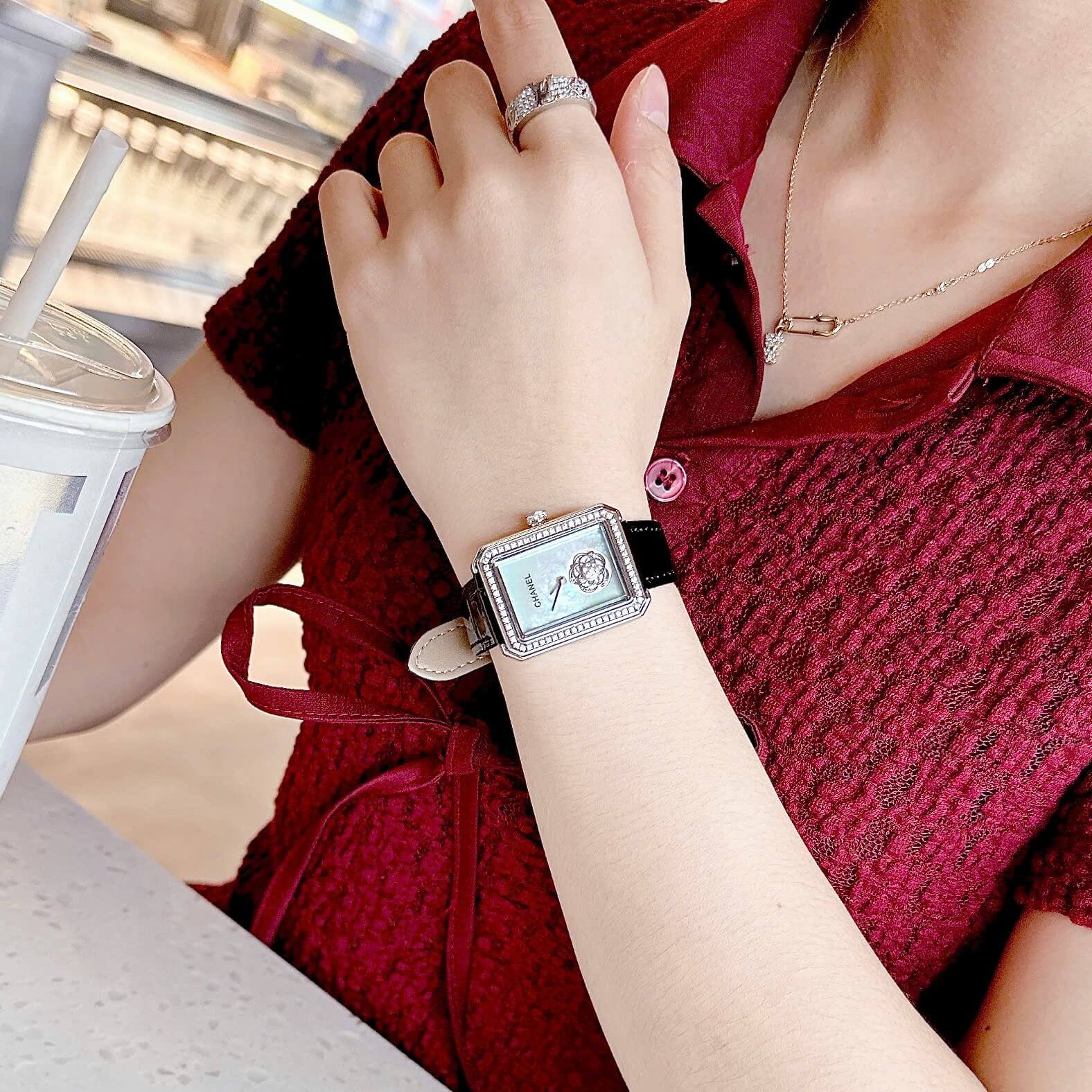 Đồng Hồ Nữ Chanel Dây Da Đen Mặt Vuông Viền Đá Khảm Xà Cừ Đính Hoa Size 28x32mm