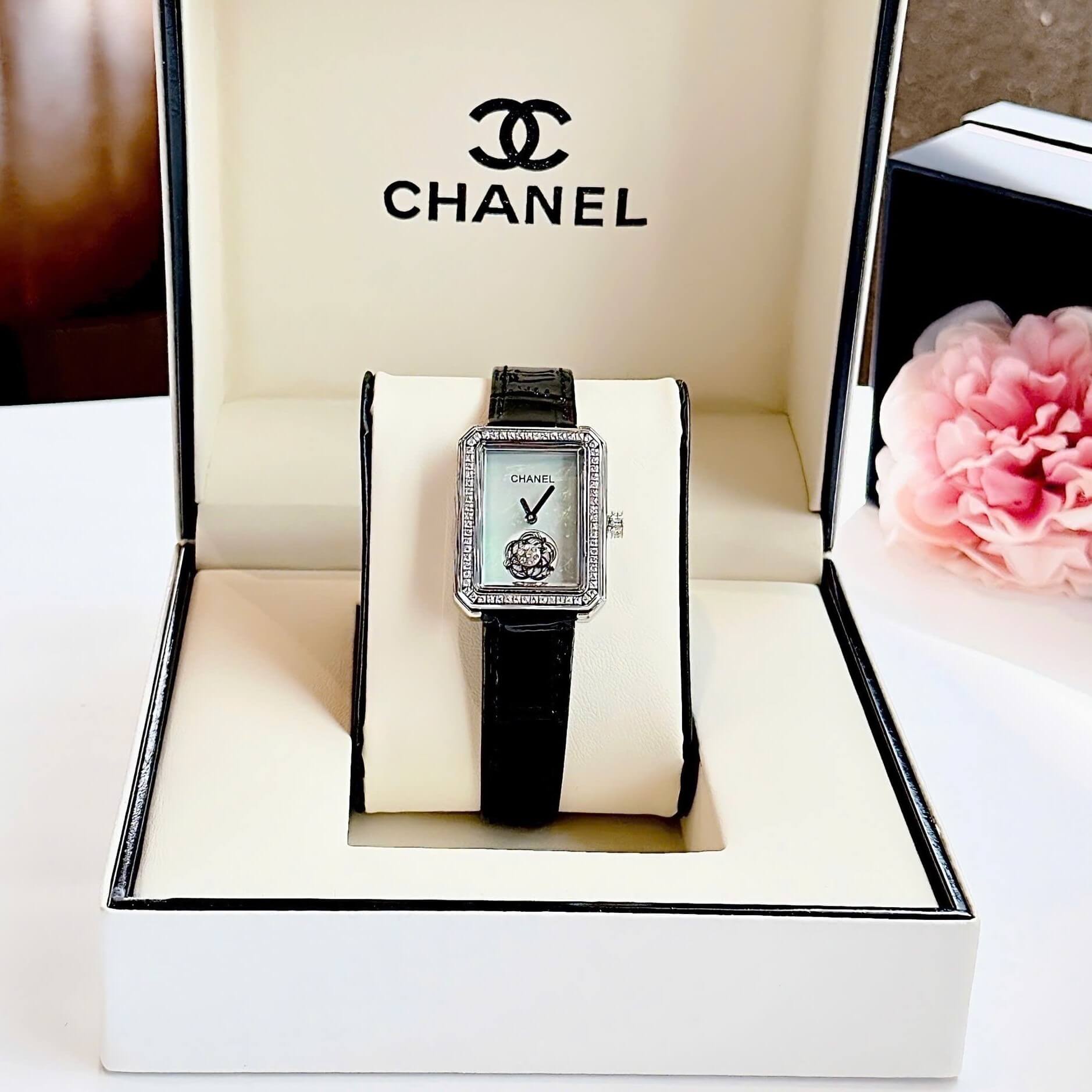 Đồng Hồ Nữ Chanel Dây Da Đen Mặt Vuông Viền Đá Khảm Xà Cừ Đính Hoa Size 28x32mm