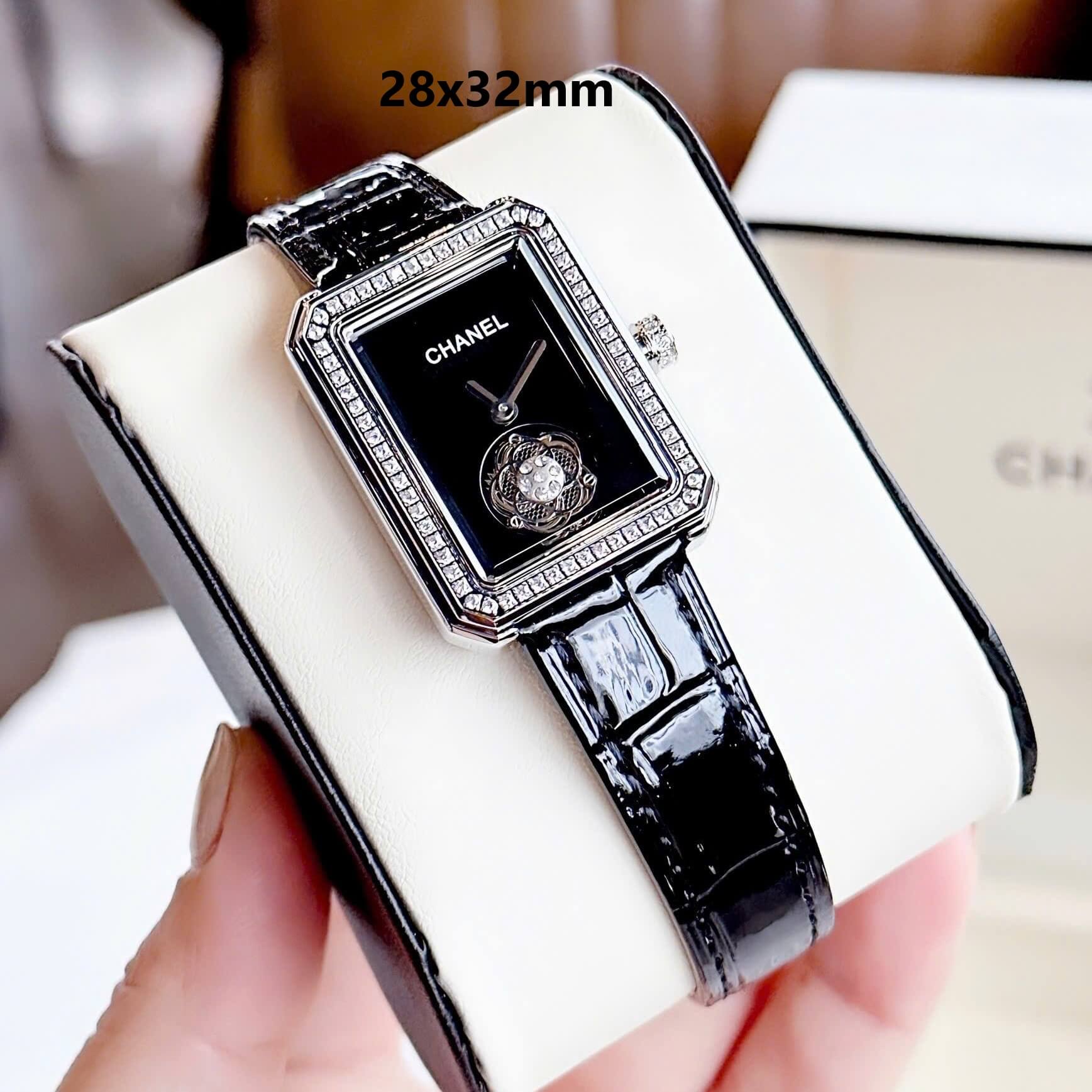 Đồng Hồ Nữ Chanel Dây Da Đen Mặt Vuông Đen Viền Đá Đính Hoa Nổi Size 28x32mm