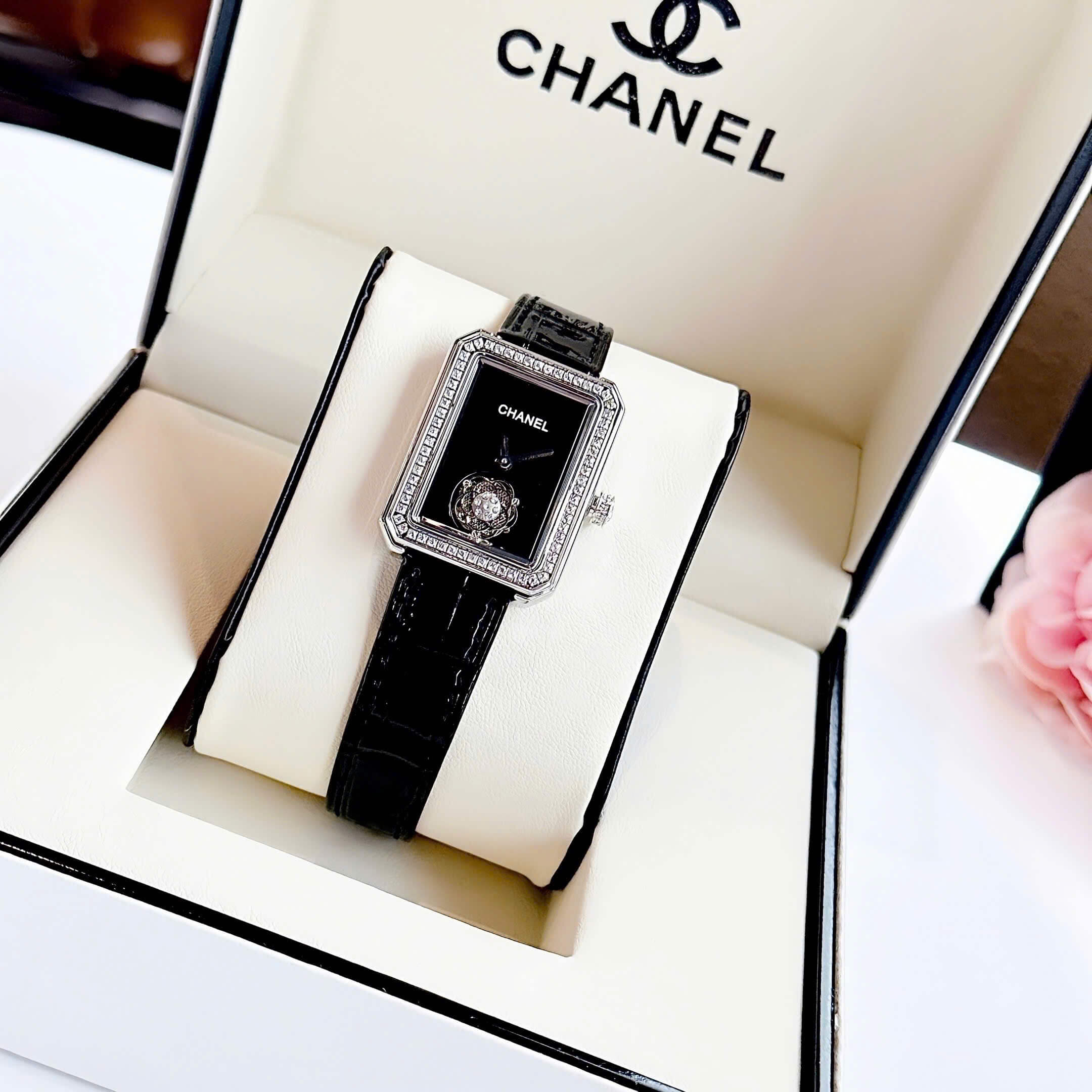 Đồng Hồ Nữ Chanel Dây Da Đen Mặt Vuông Đen Viền Đá Đính Hoa Nổi Size 28x32mm