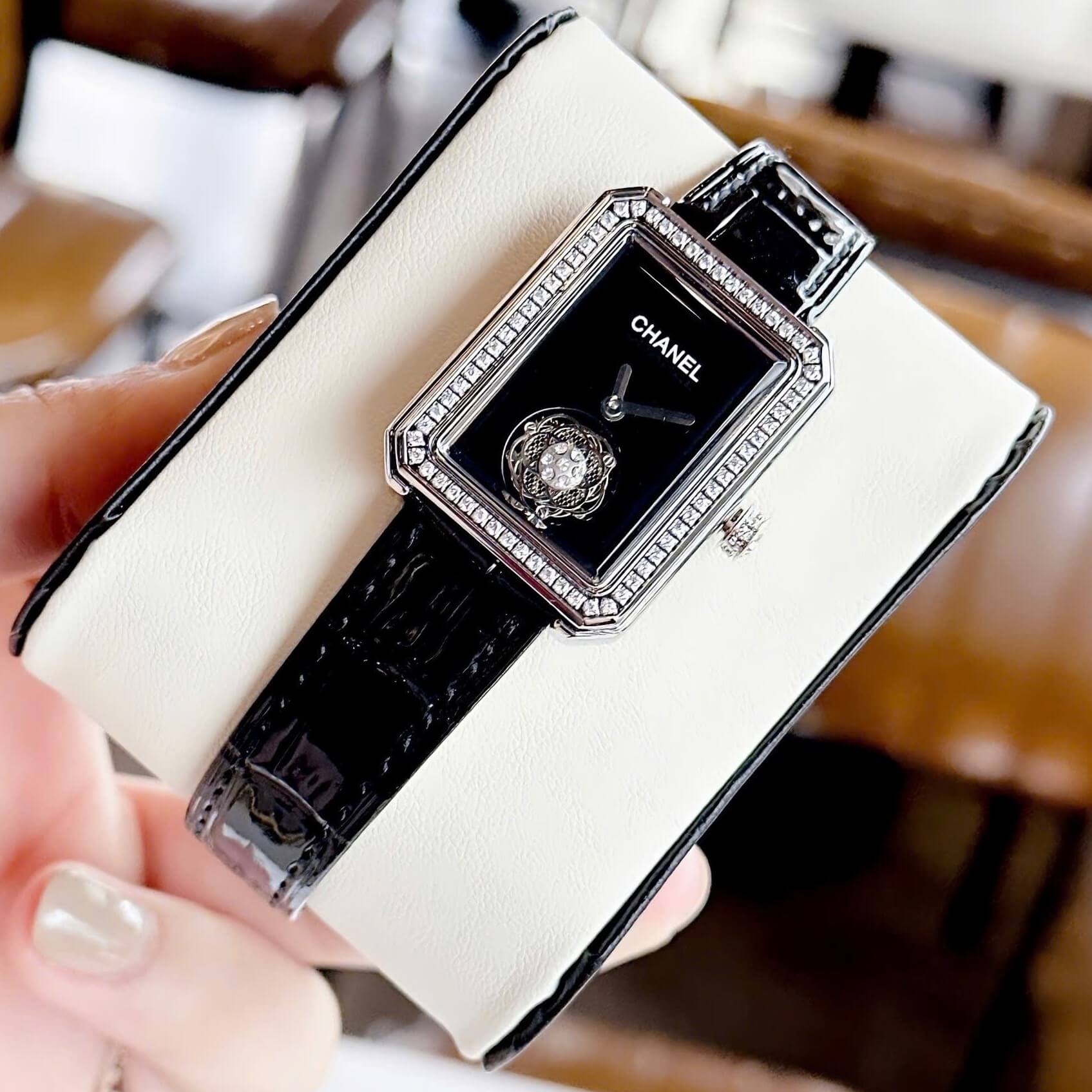 Đồng Hồ Nữ Chanel Dây Da Đen Mặt Vuông Đen Viền Đá Đính Hoa Nổi Size 28x32mm