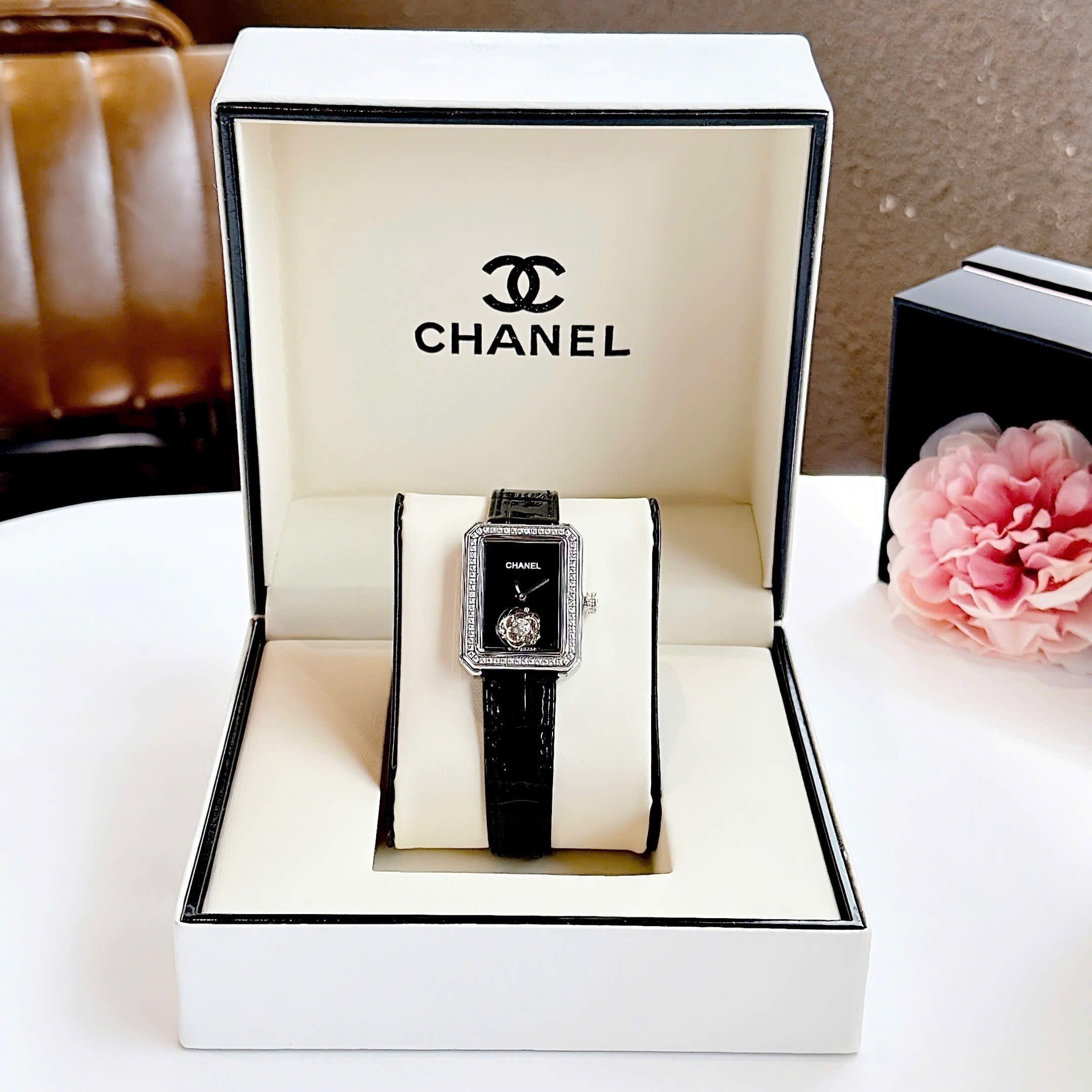 Đồng Hồ Nữ Chanel Dây Da Đen Mặt Vuông Đen Viền Đá Đính Hoa Nổi Size 28x32mm