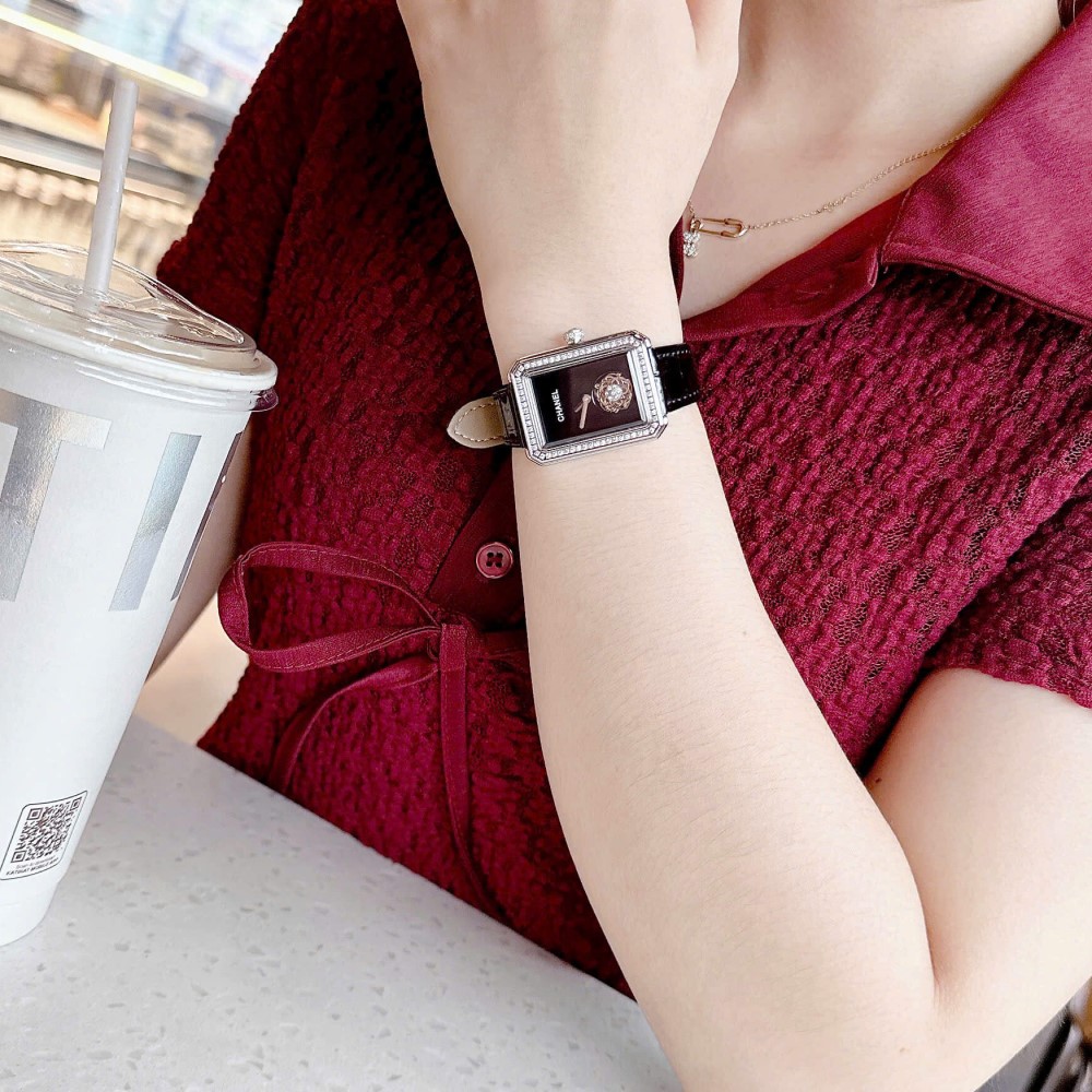 Đồng Hồ Nữ Chanel Dây Da Đen Mặt Vuông Đen Viền Đá Đính Hoa Nổi Size 28x32mm