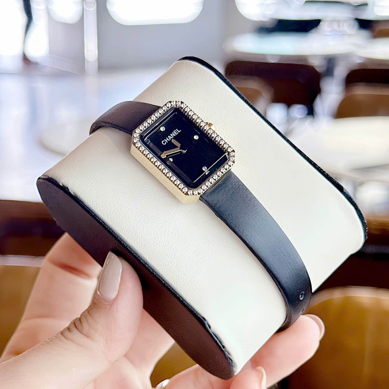 Đồng Hồ Nữ Chanel Dây Da Lụa Đen Mặt Vuông Màu Đen Viền Đá Size 24x32mm Vỏ Gold